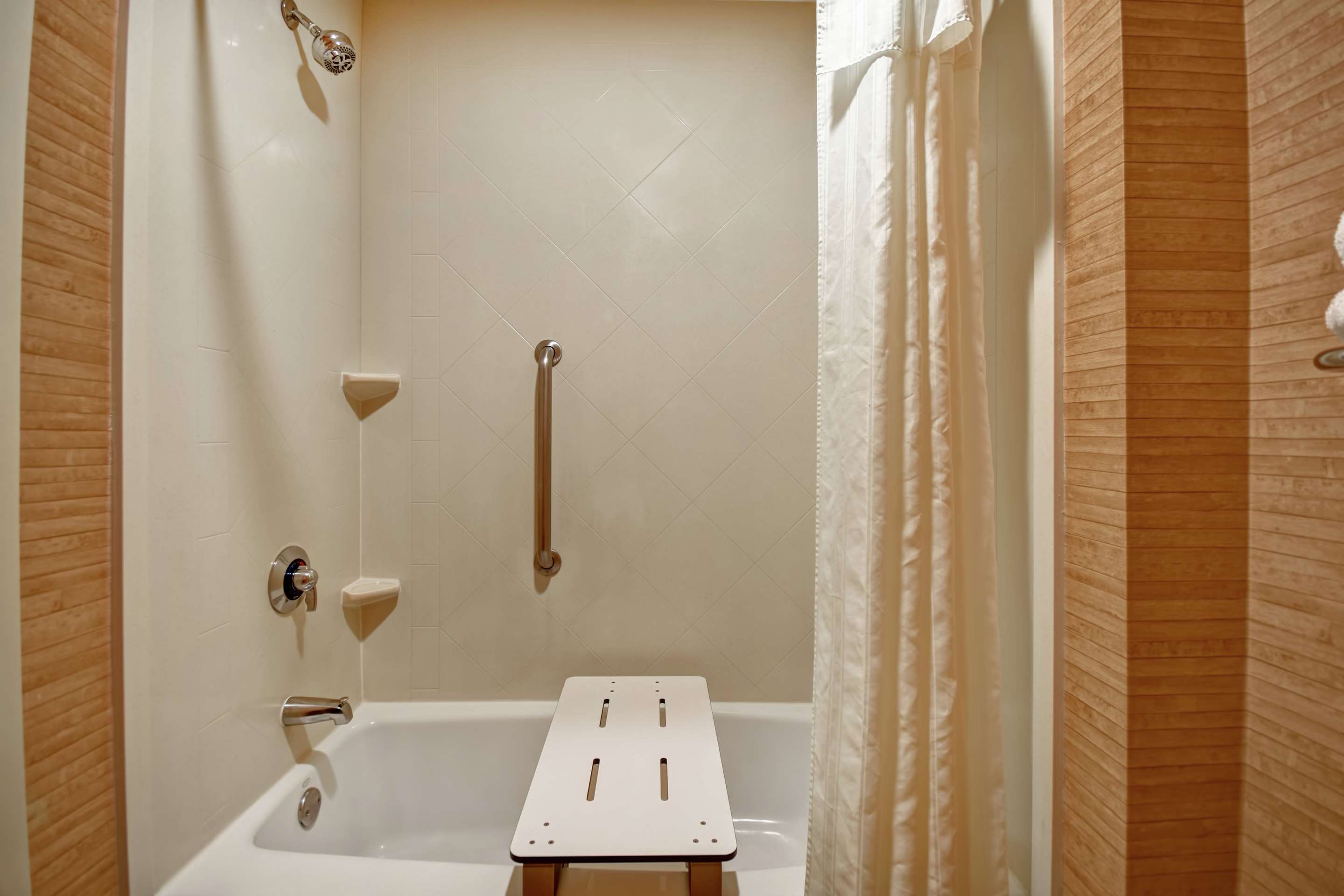 Guest room bath