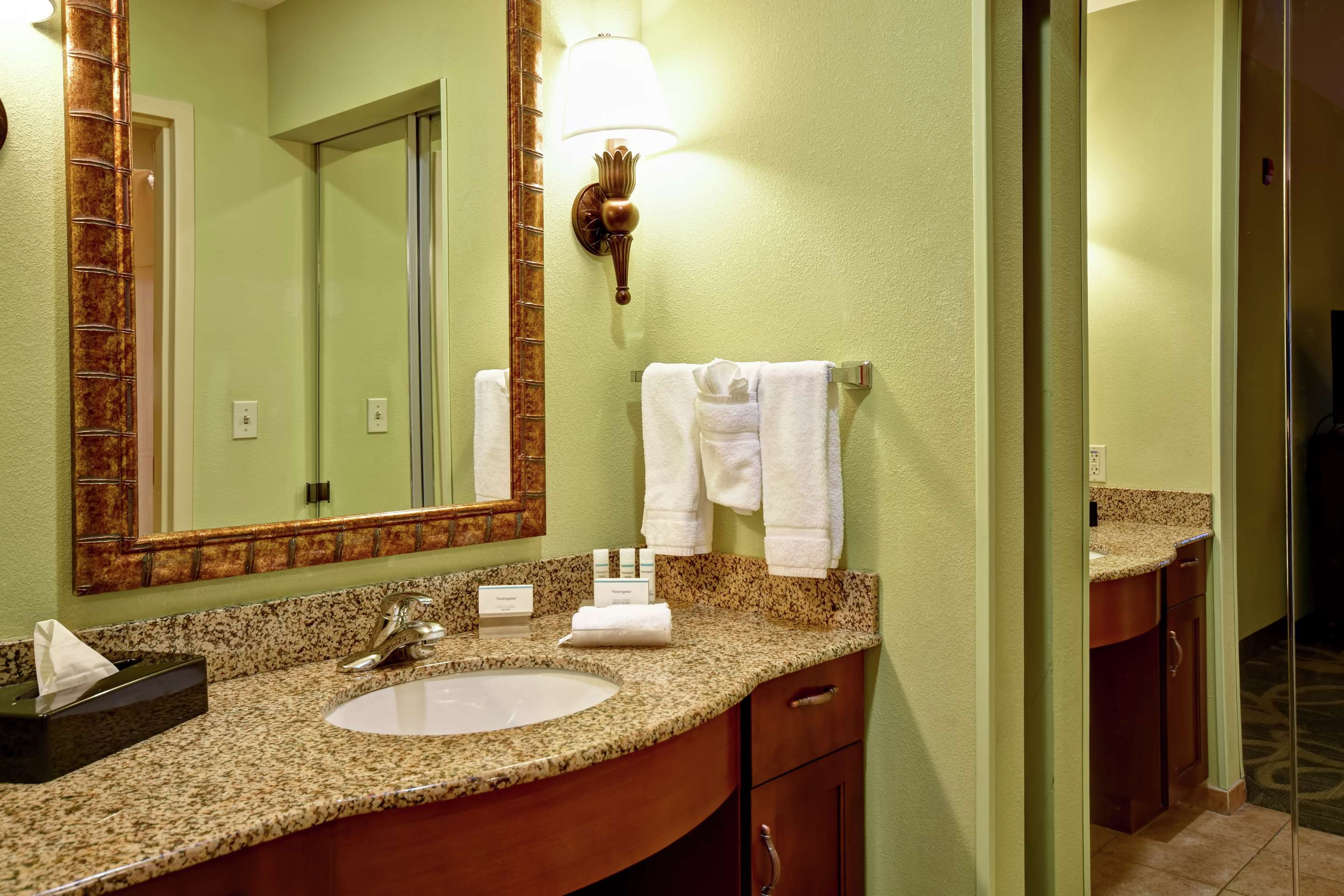 Guest room bath