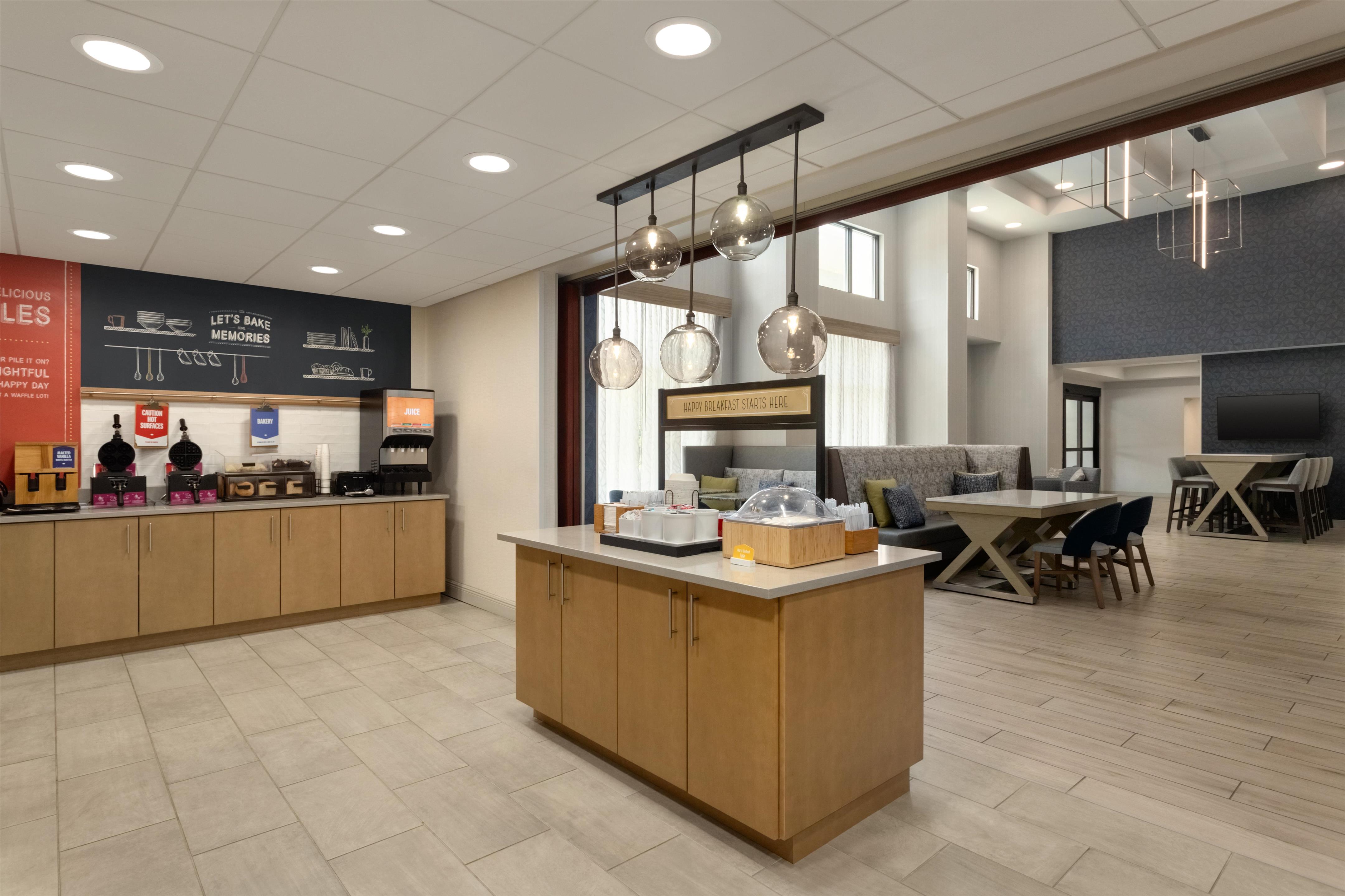 Breakfast Area | Hampton Inn & Suites Ocala - Belleview