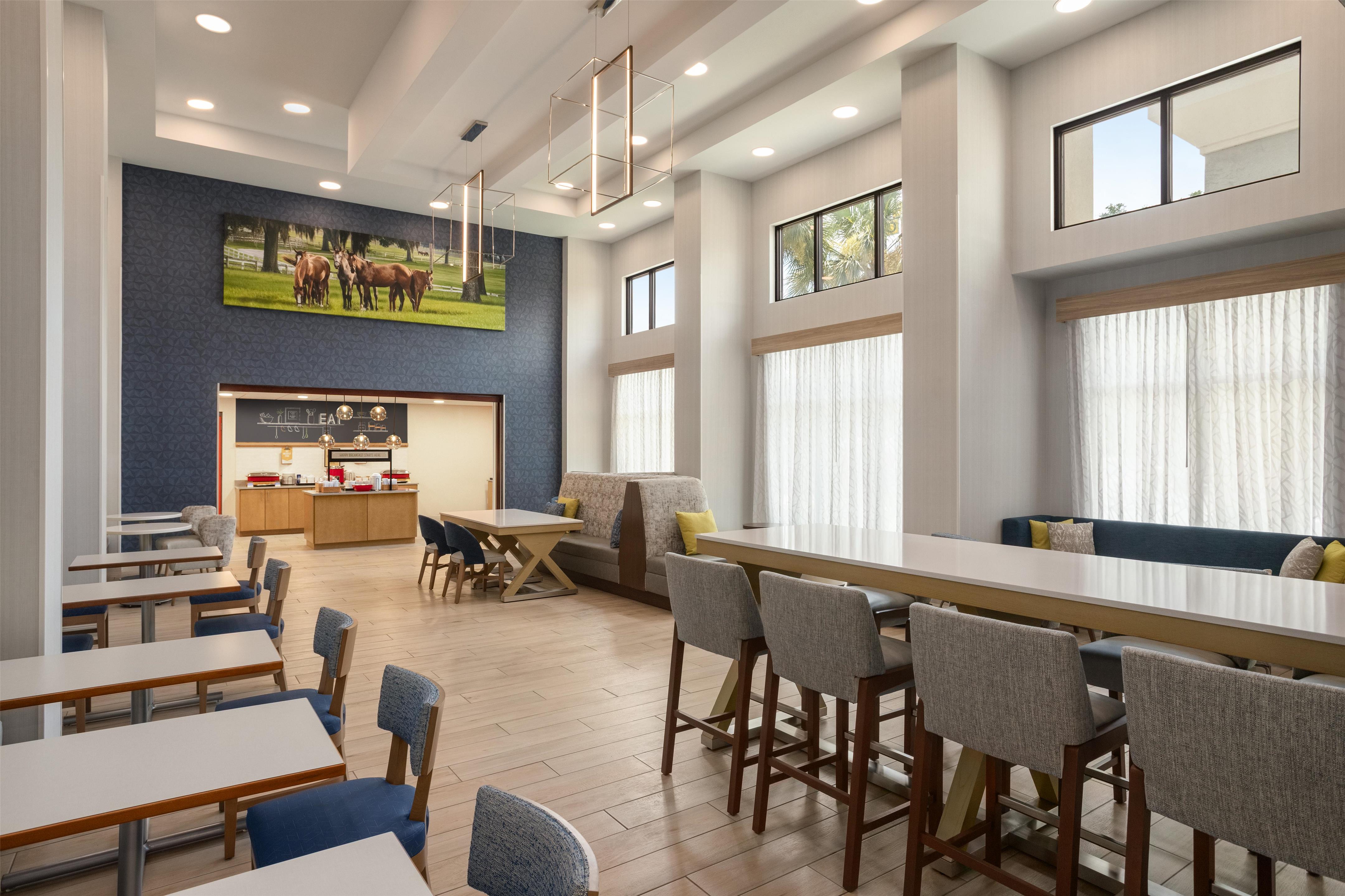 Breakfast Area | Hampton Inn & Suites Ocala - Belleview