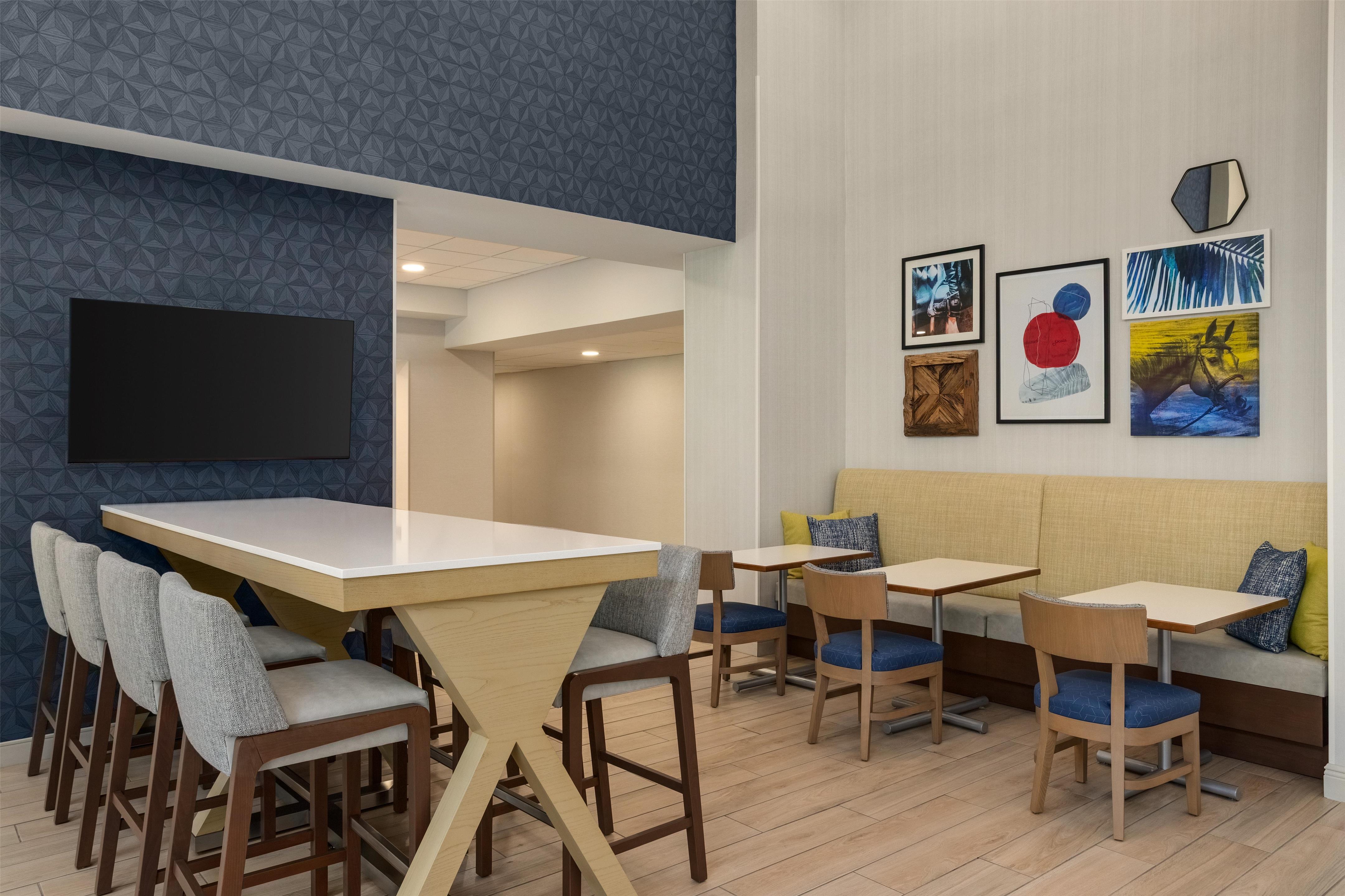 Breakfast Area | Hampton Inn & Suites Ocala - Belleview