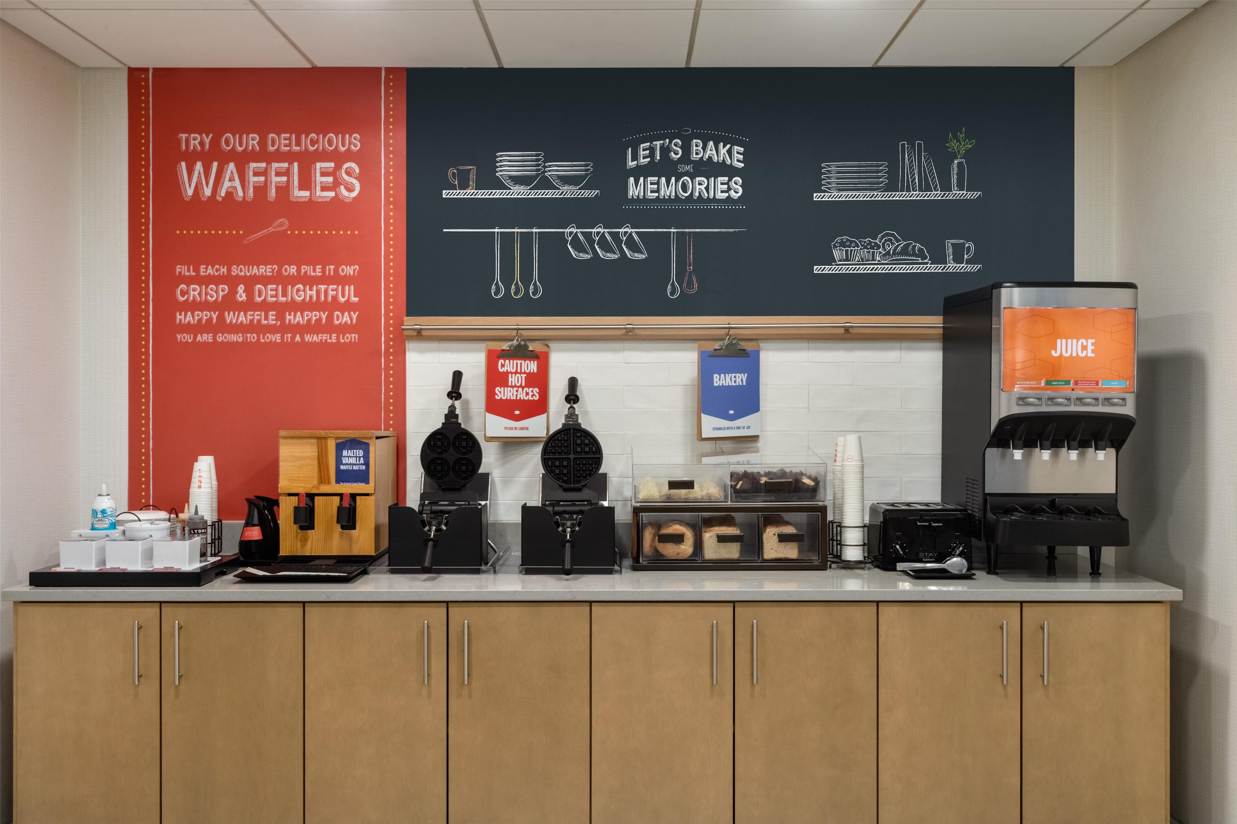 Breakfast Area | Hampton Inn & Suites Ocala - Belleview