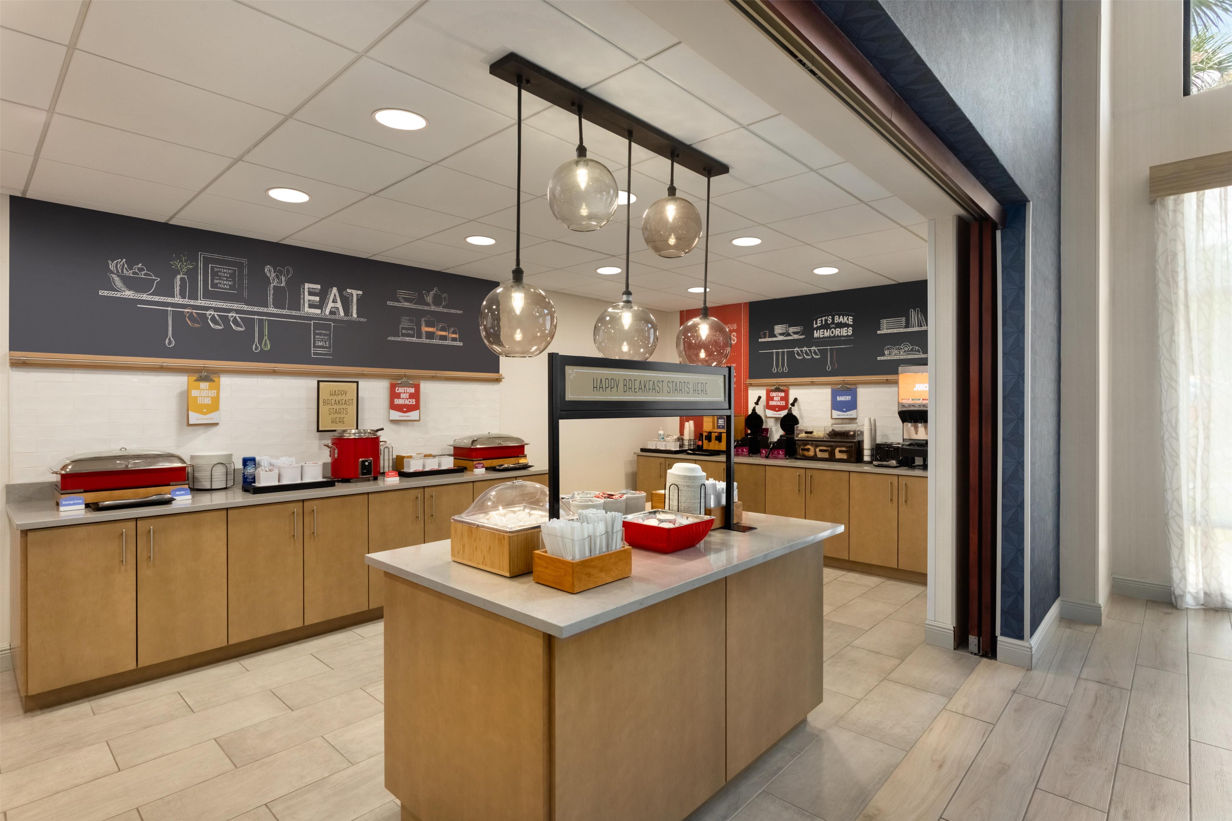 Breakfast Area | Hampton Inn & Suites Ocala - Belleview