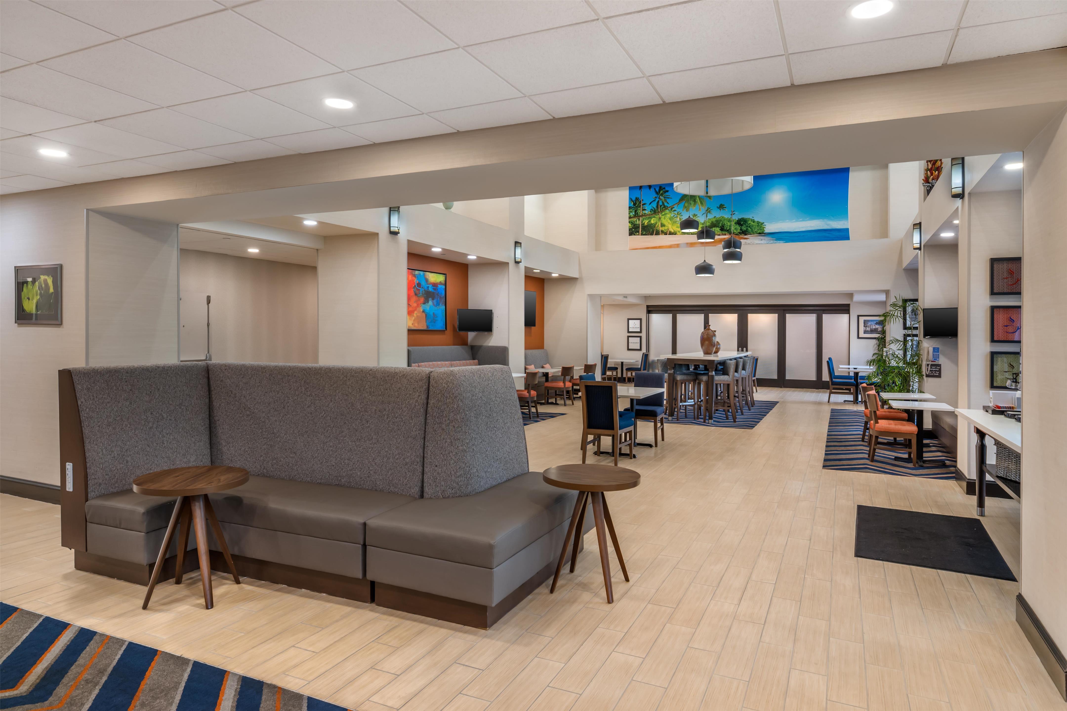 Lobby | Hampton Inn & Suites Ocala