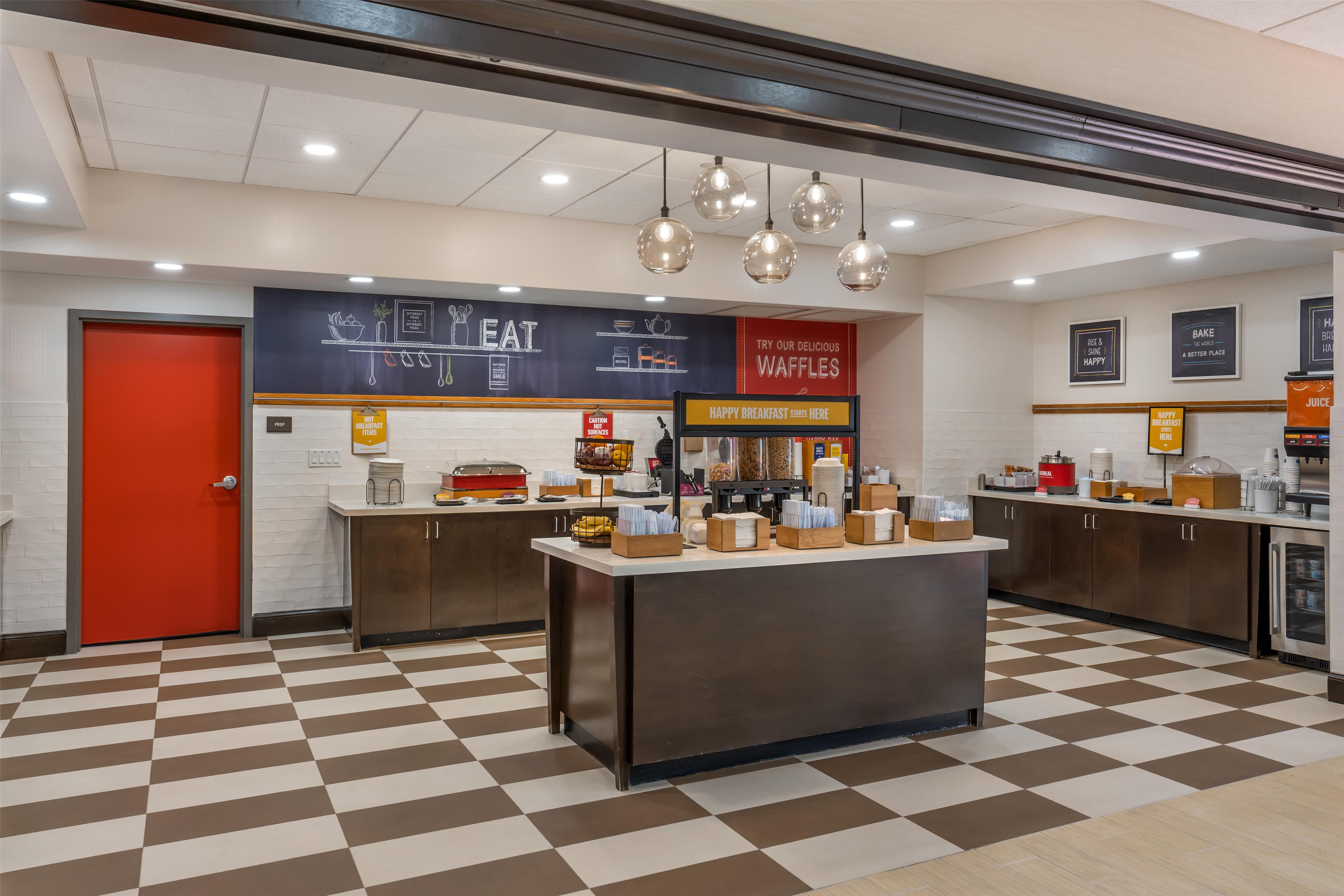 Breakfast Area | Hampton Inn & Suites Ocala