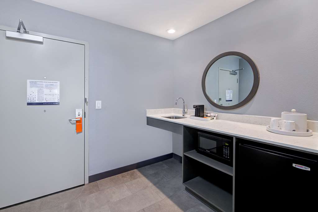 Hampton Inn & Suites by Hilton Nacogdoches Room Type - 1KG MOB HR ACC RI-S NS STE