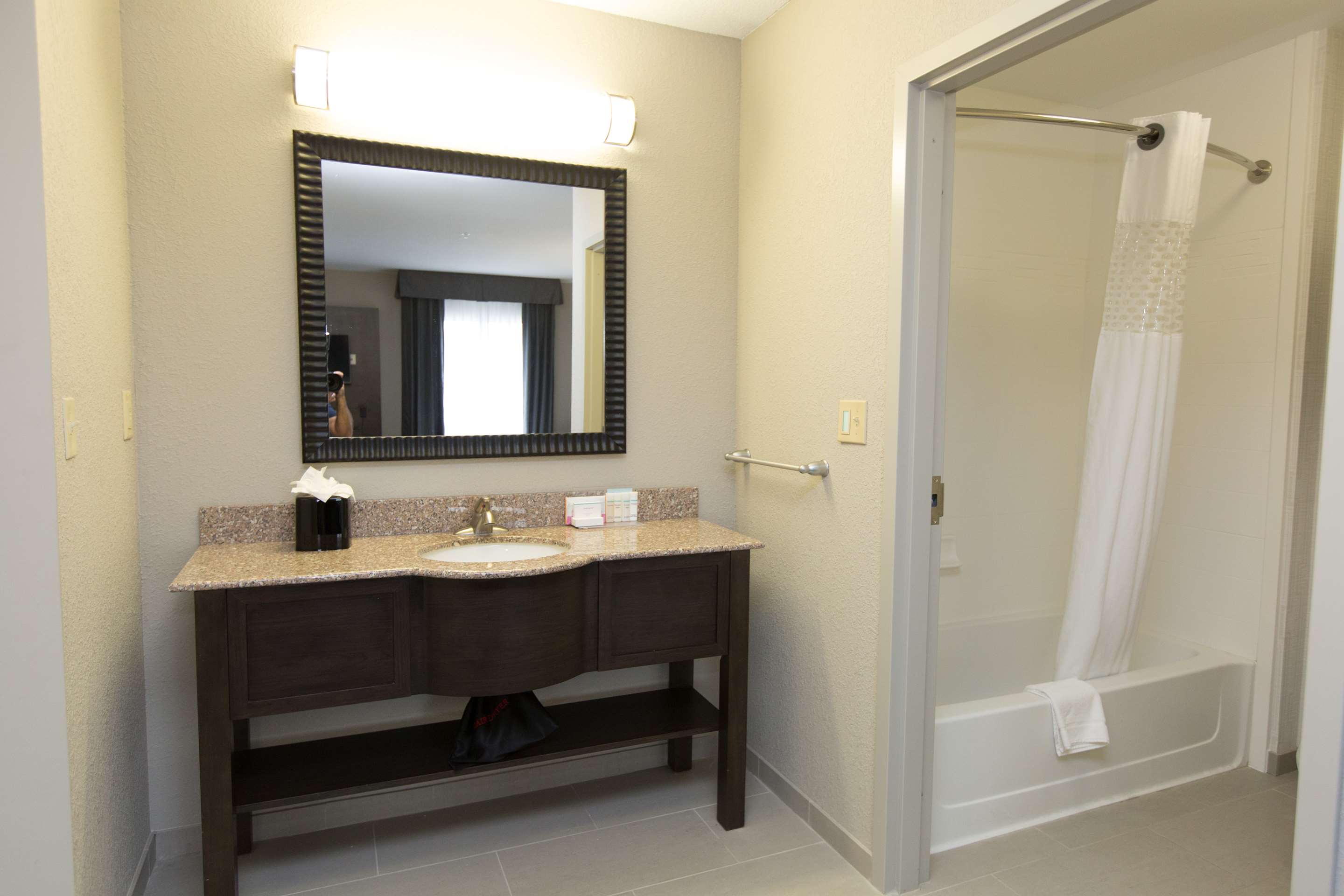 Guest room bath