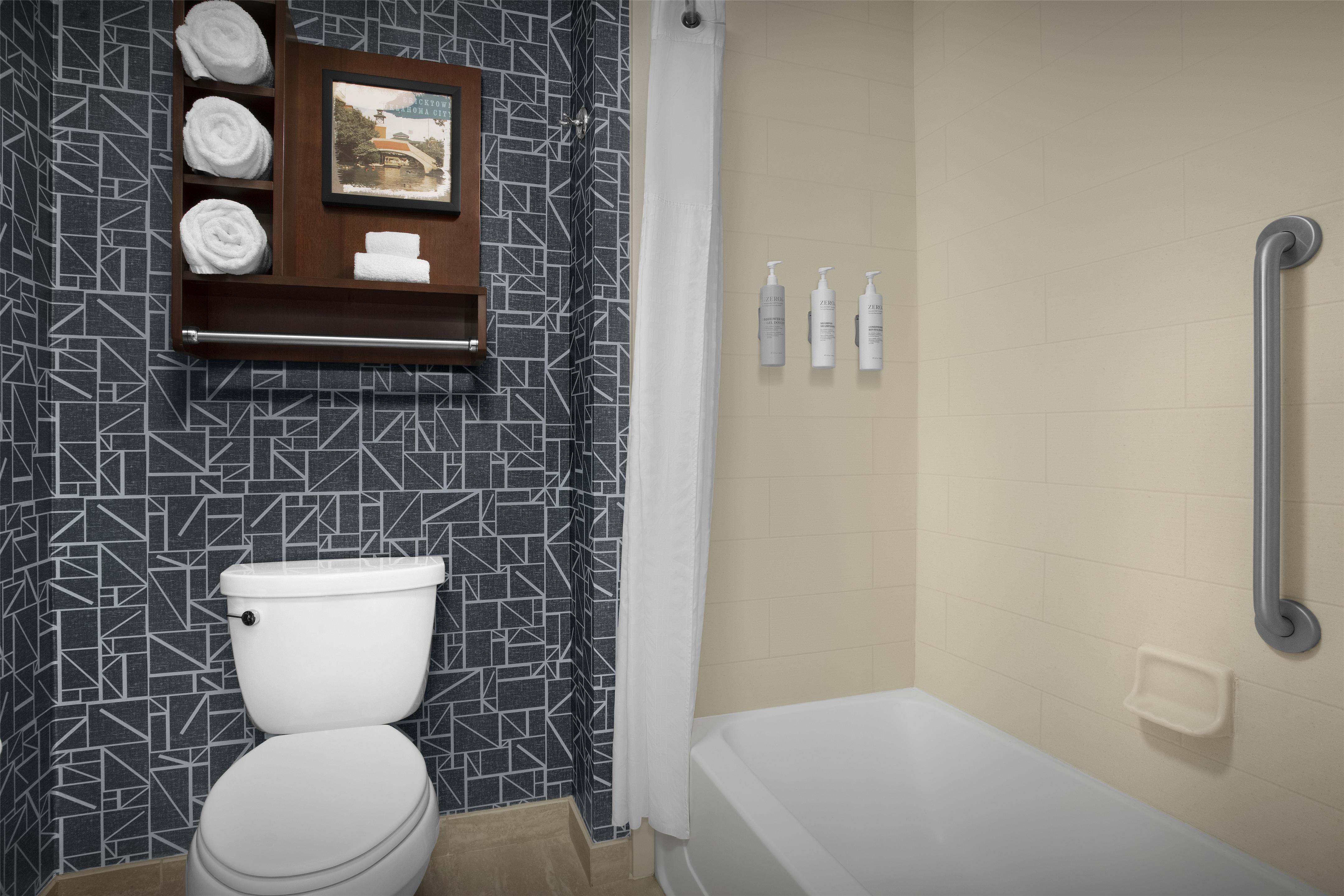 Guest room bath