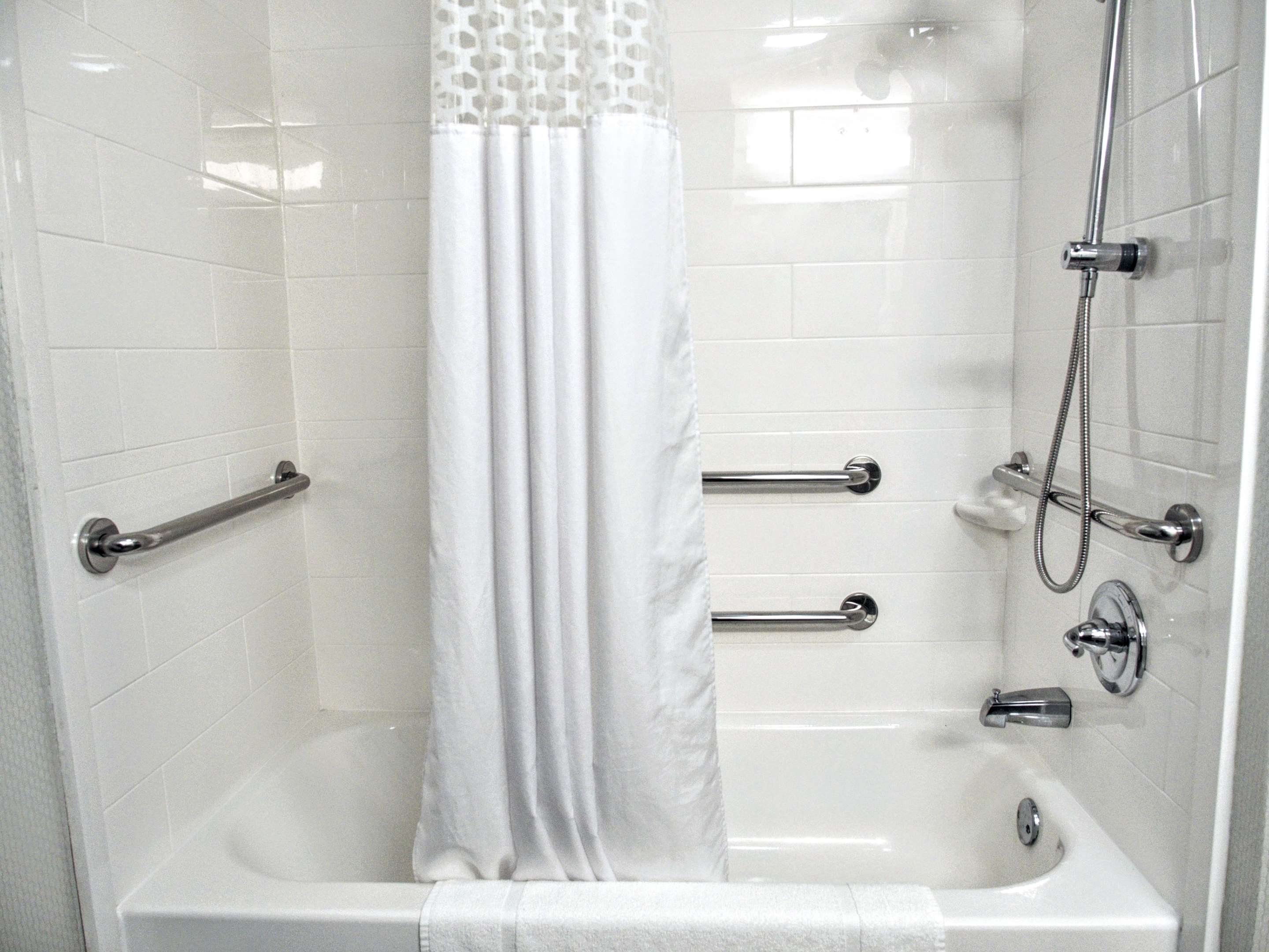Guest room bath