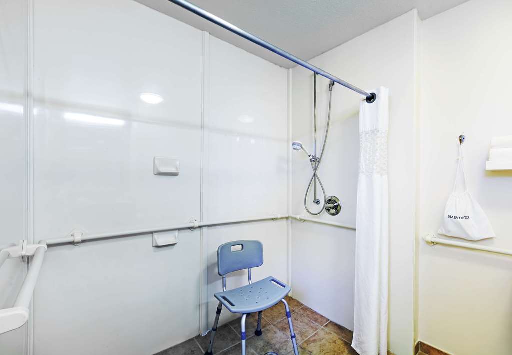 Hampton Inn Oklahoma City Northwest Room Type - 2QN MOB HEAR ACCESS RI SHW