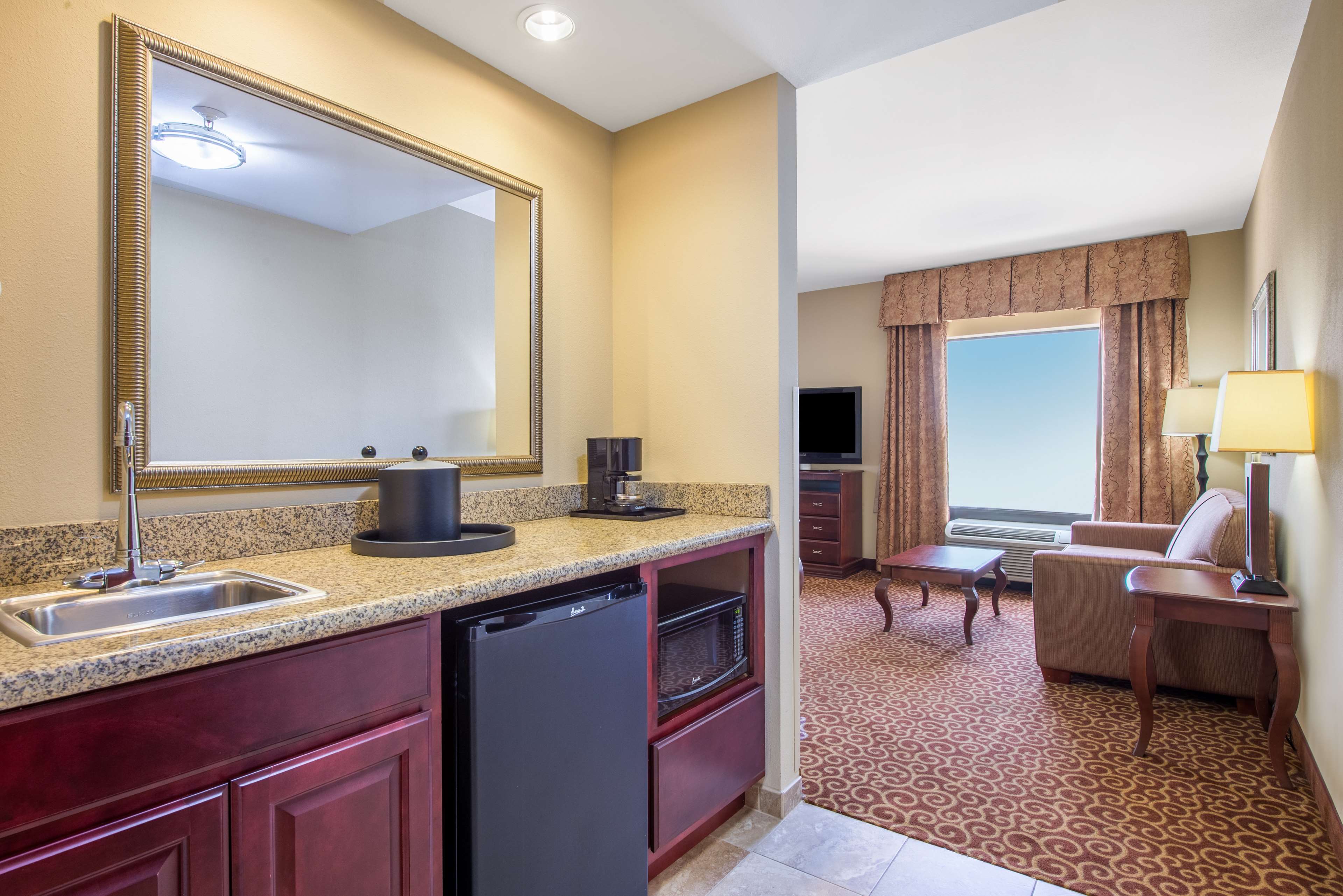 Hampton Inn & Suites Oklahoma City South Room Type - 1 KNG STE WHIRLPOOL NOSMOK