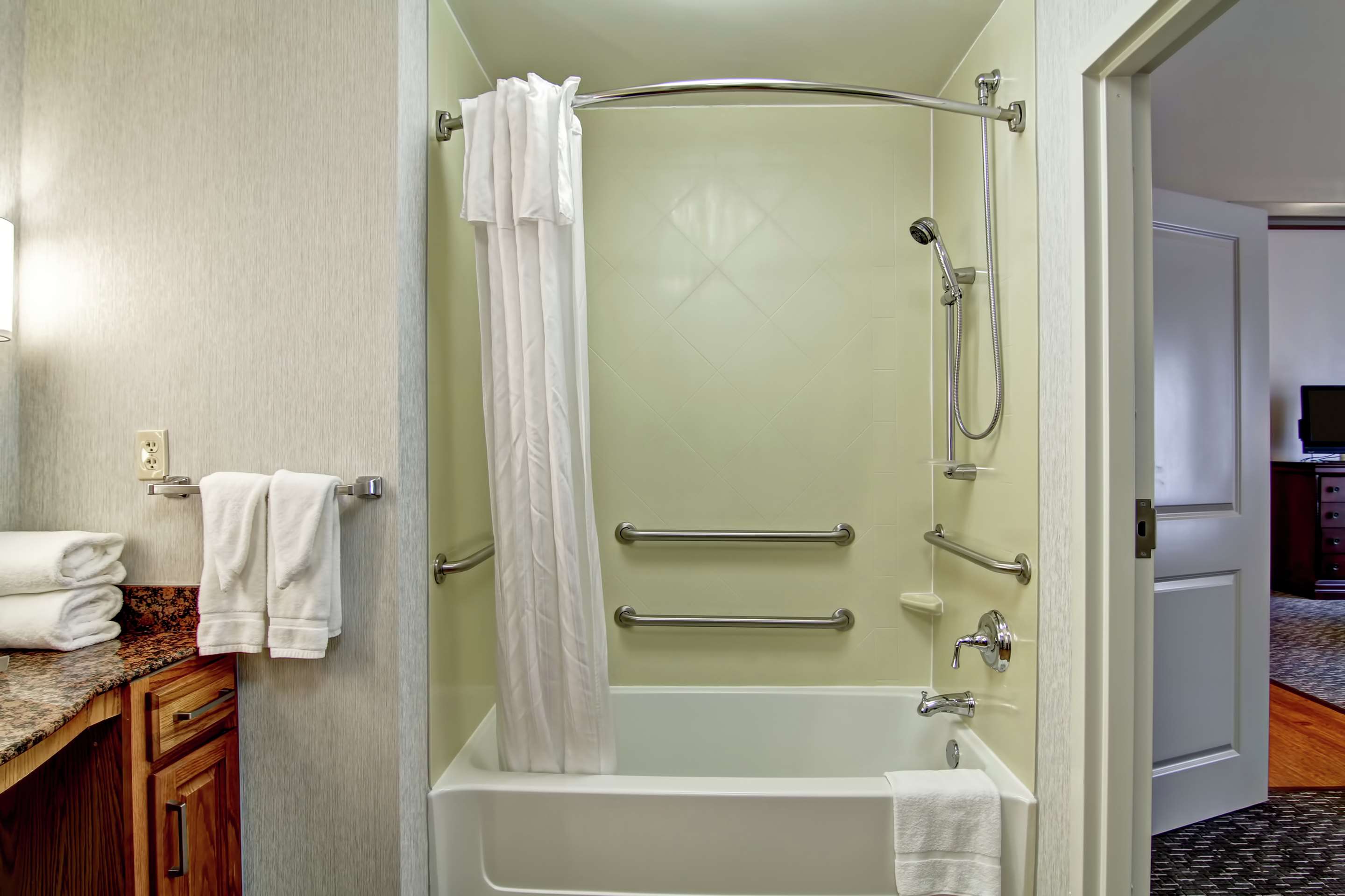 Guest room bath