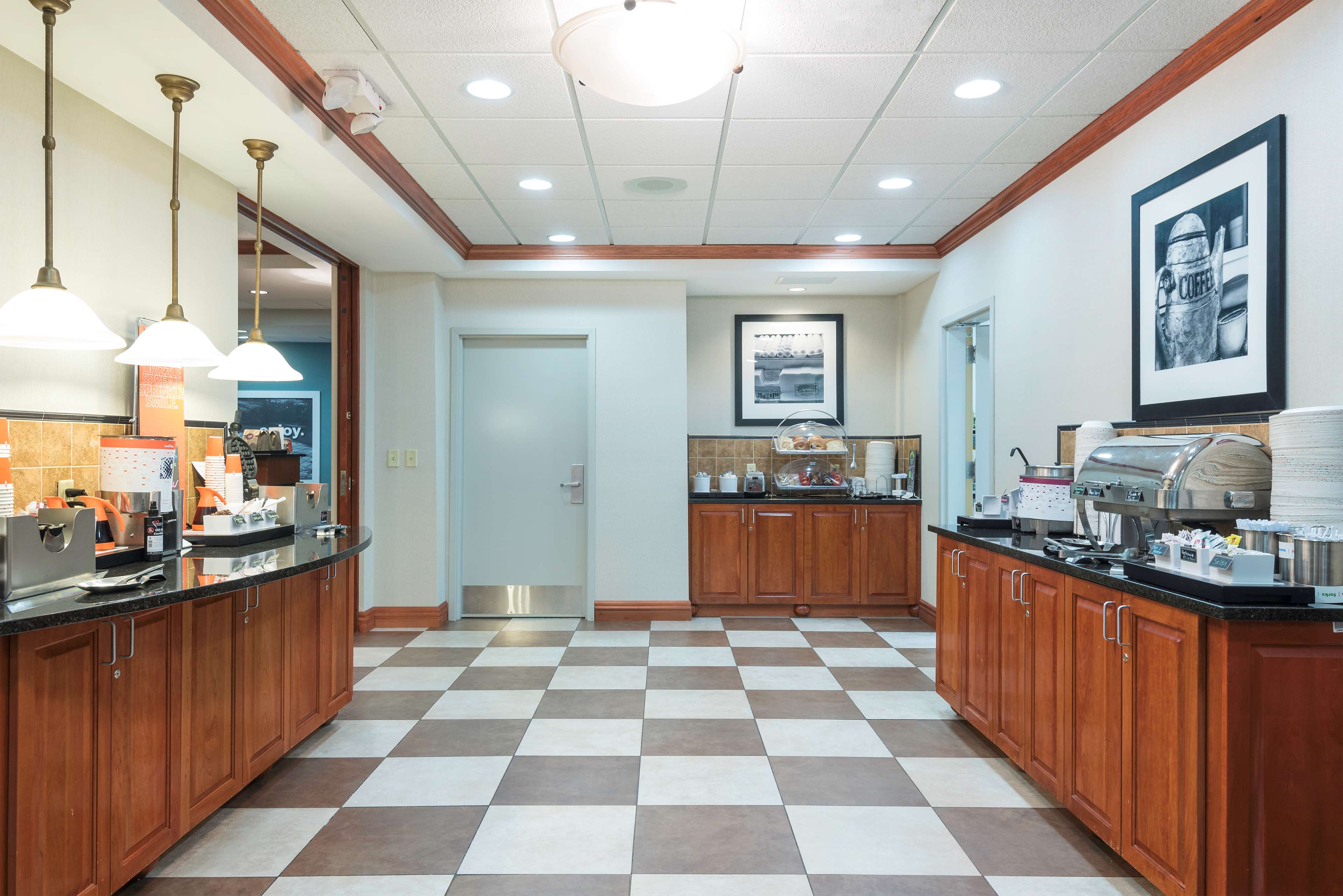 Hampton Inn by Hilton Bellevue - Tap to explore photos