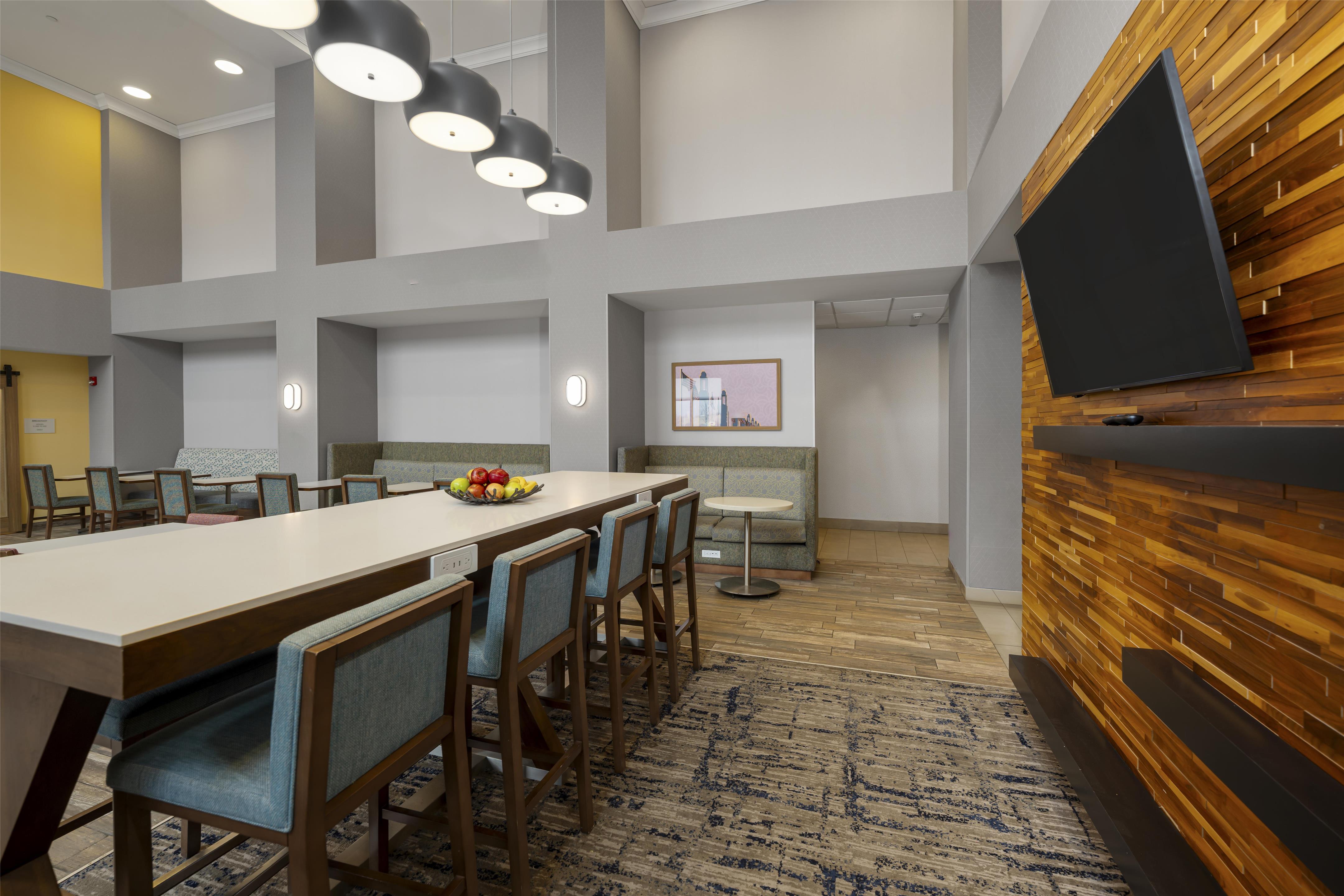 Breakfast Area | Hampton Inn & Suites Omaha Southwest-La Vista