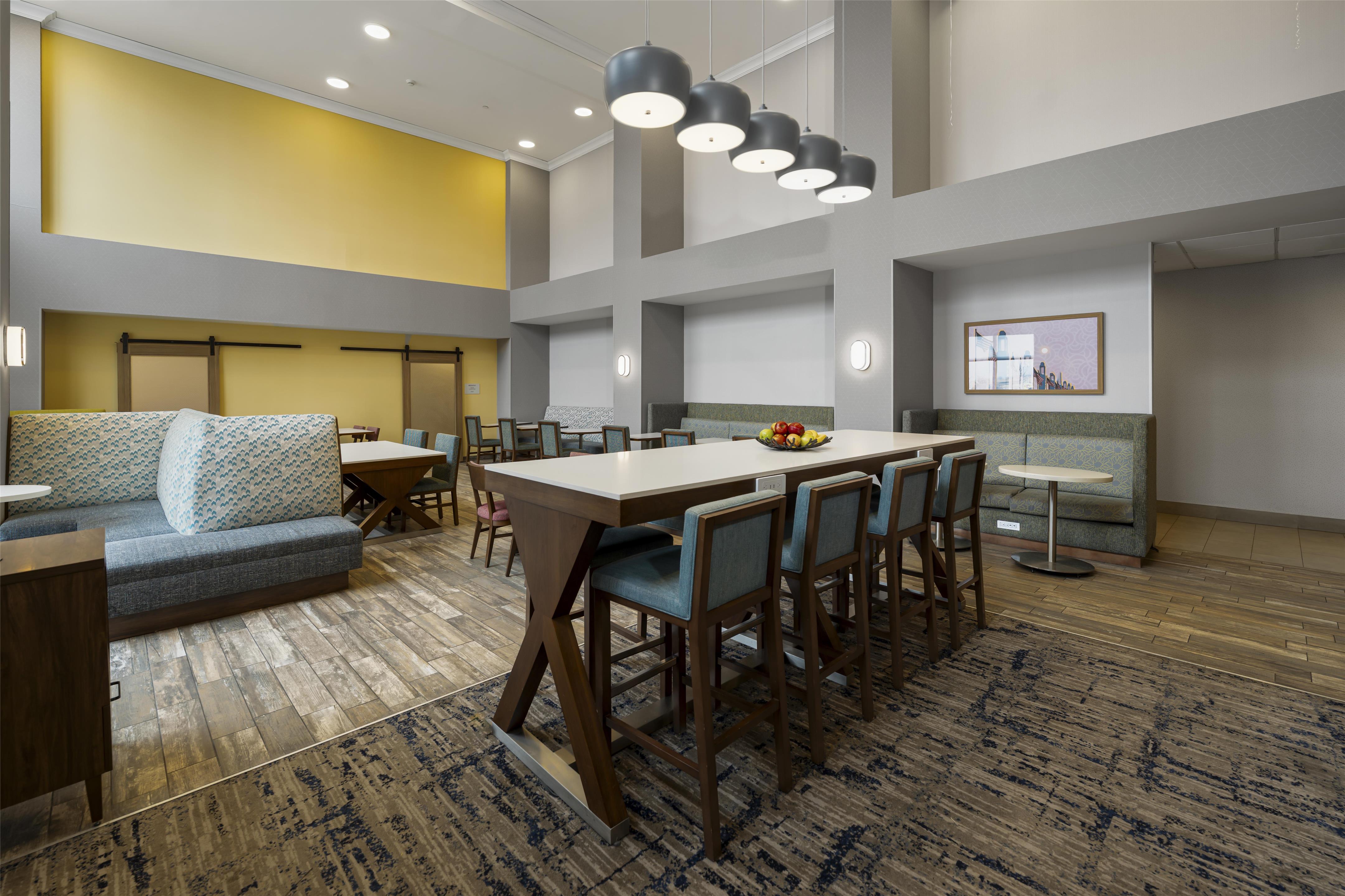 Breakfast Area | Hampton Inn & Suites Omaha Southwest-La Vista