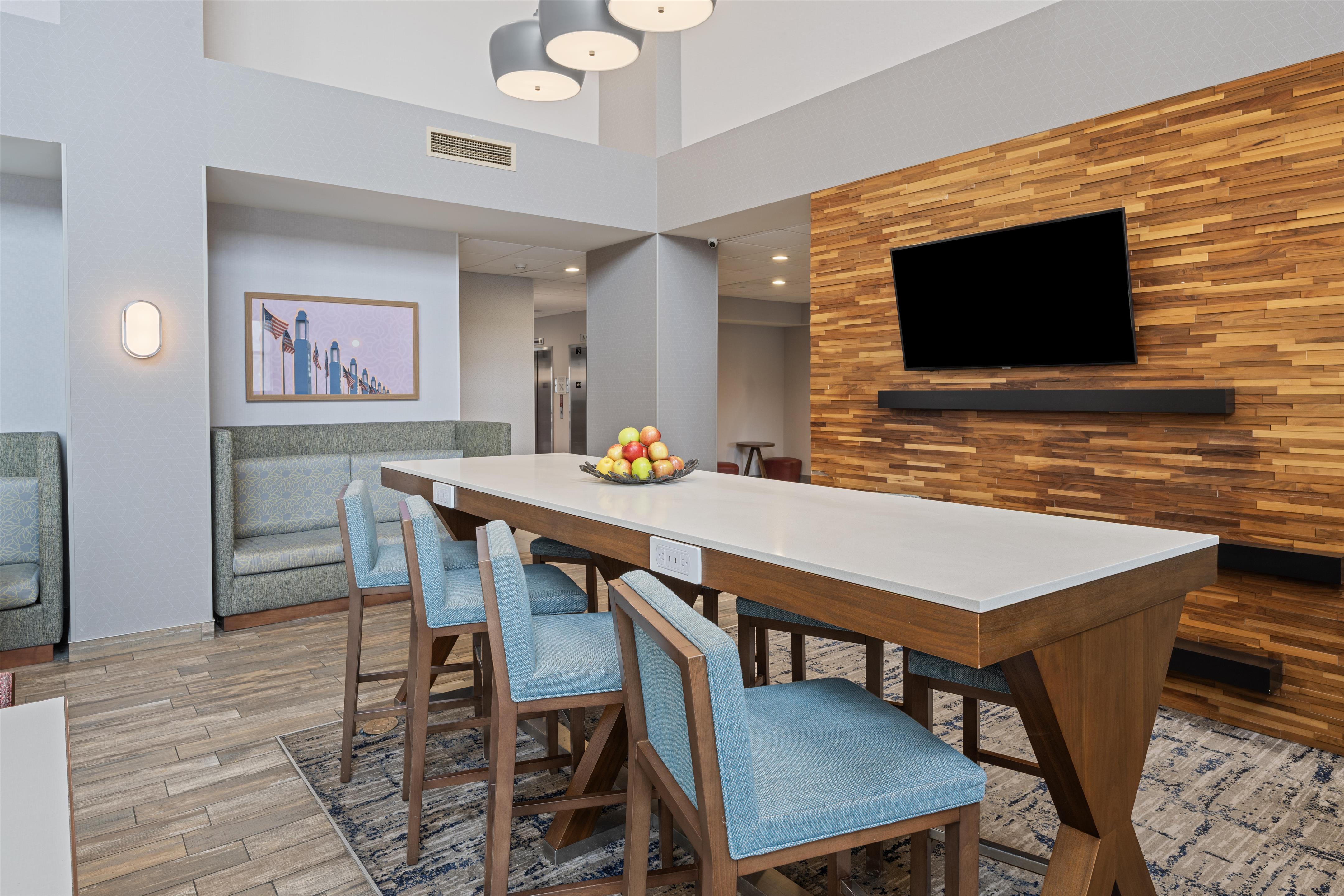 Breakfast Area | Hampton Inn & Suites Omaha Southwest-La Vista