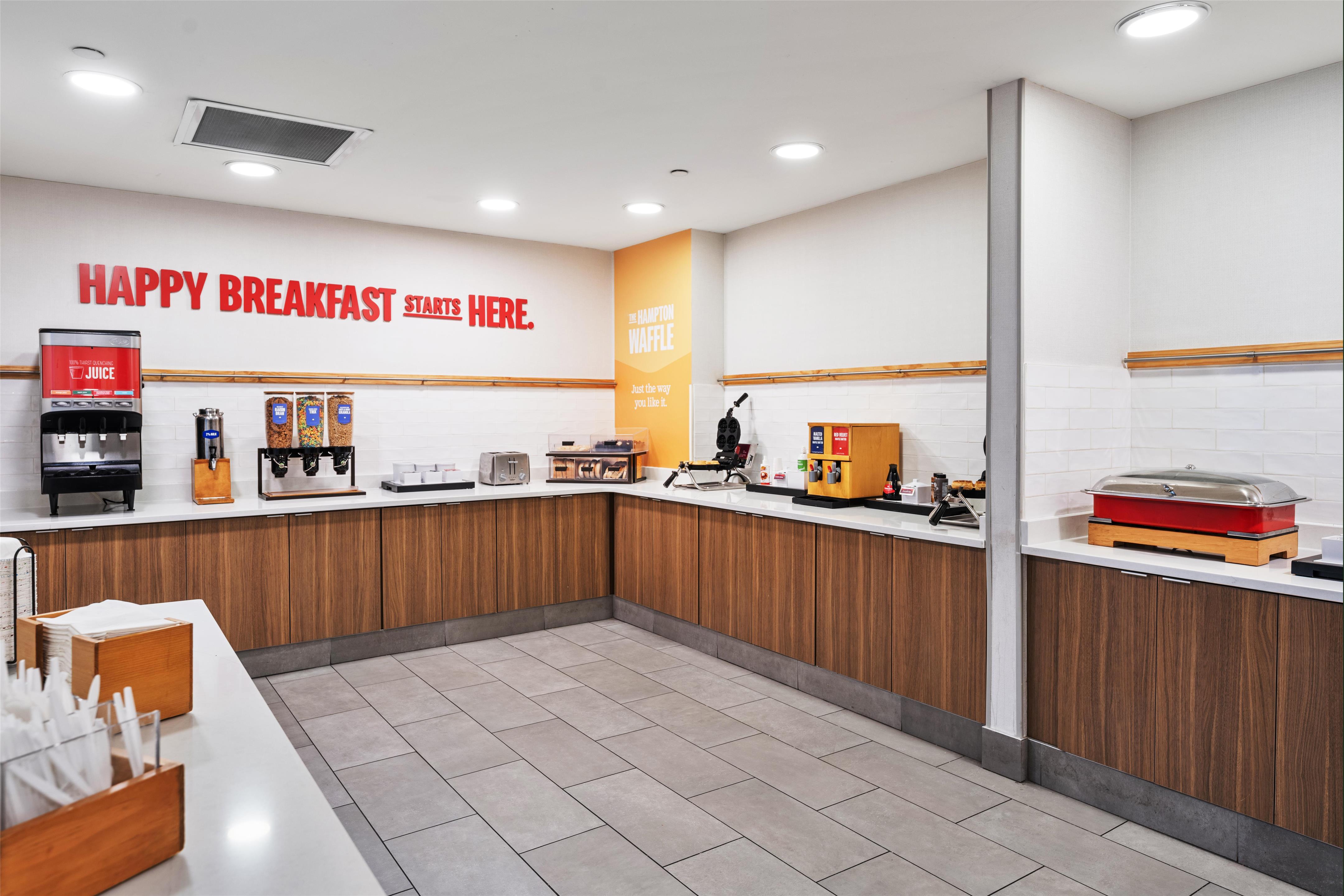 Breakfast Area | Hampton Inn & Suites Omaha Southwest-La Vista