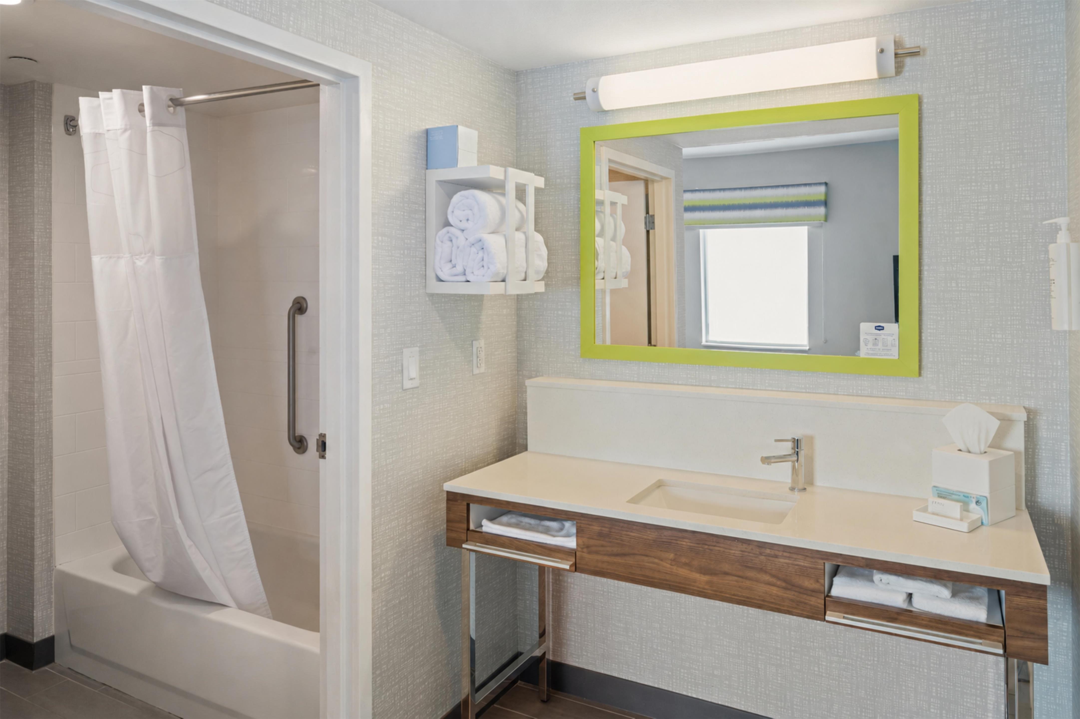 Guest room bath