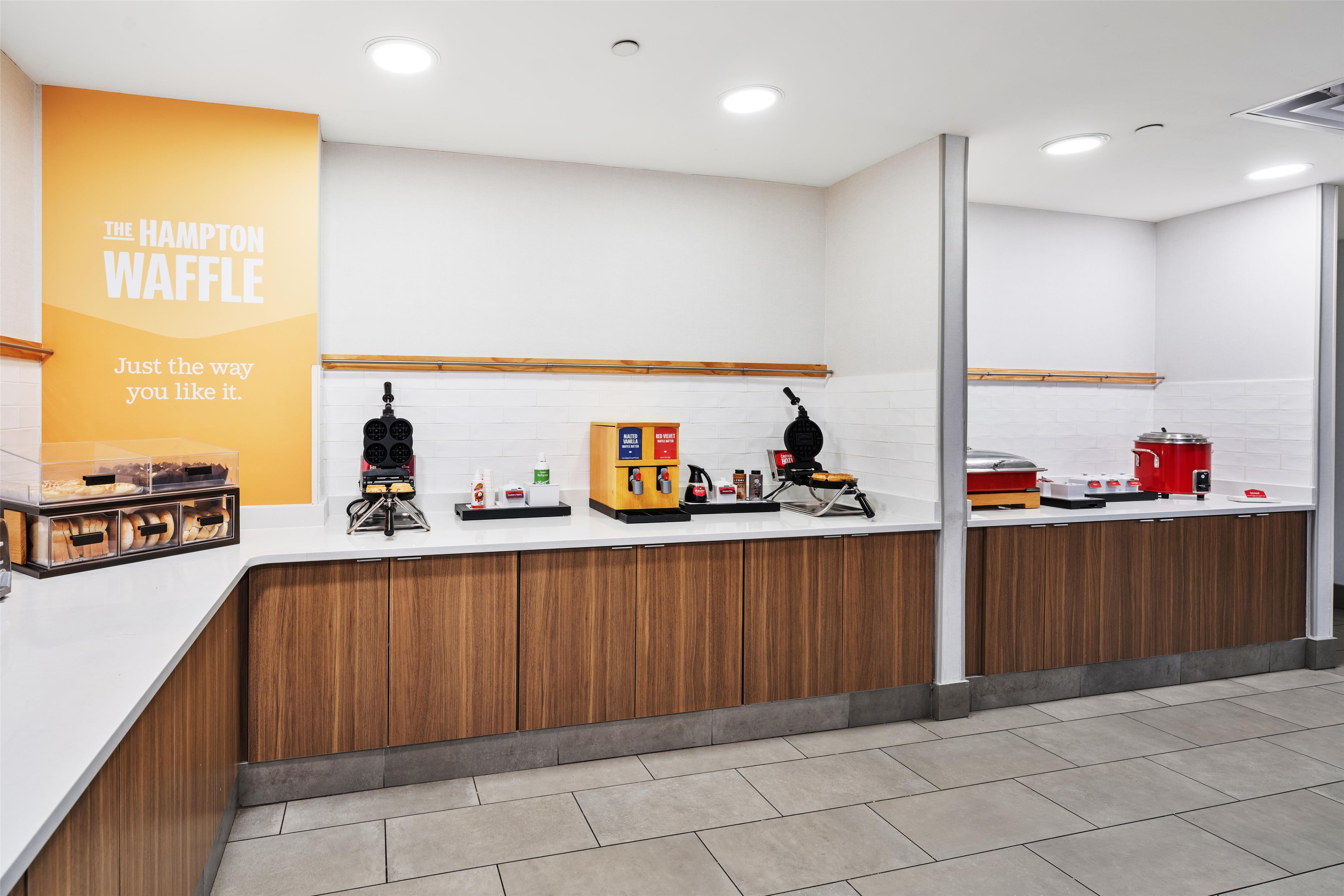 Breakfast Area | Hampton Inn & Suites Omaha Southwest-La Vista