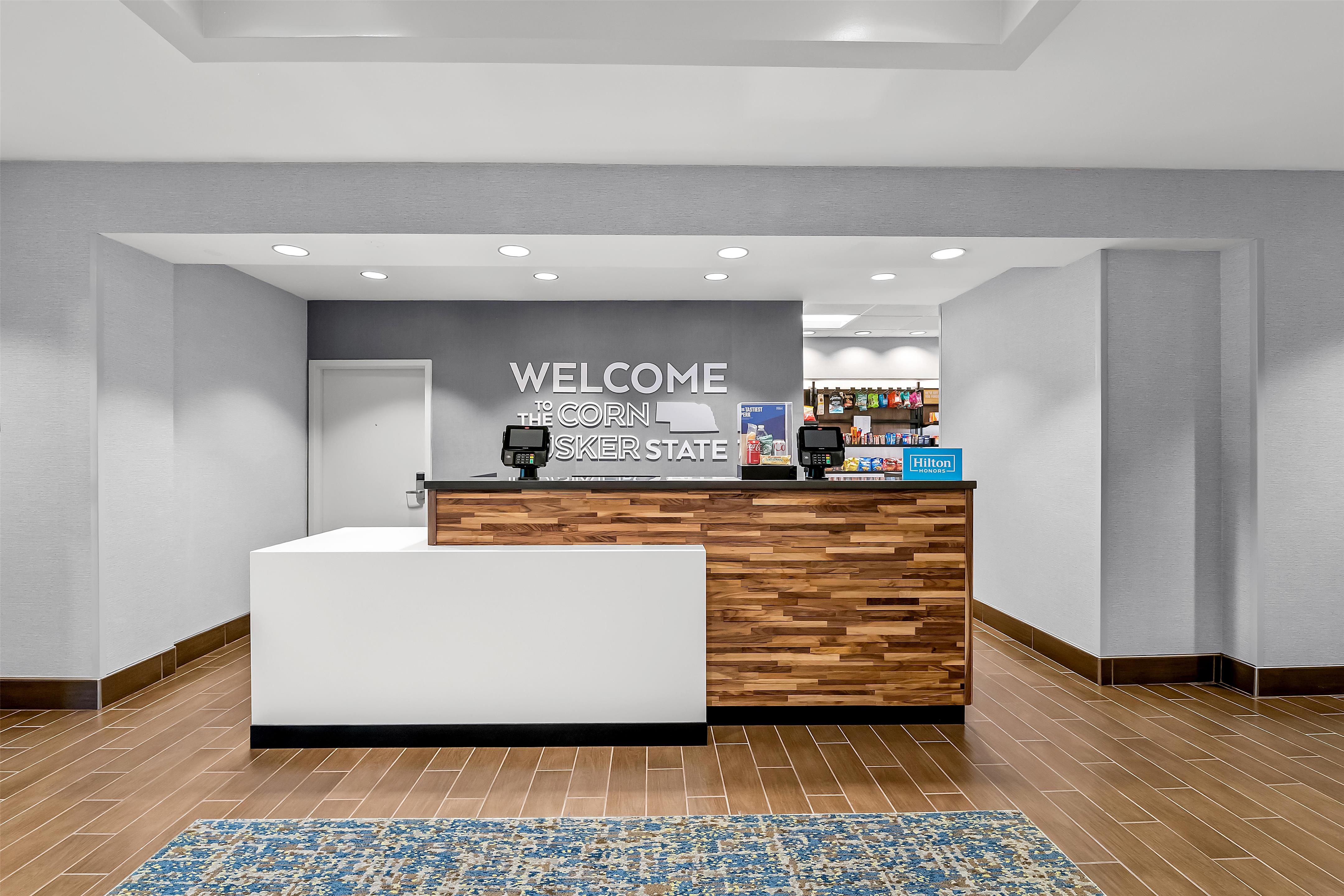 Lobby | Hampton Inn Omaha/West Dodge Road (Old Mill)