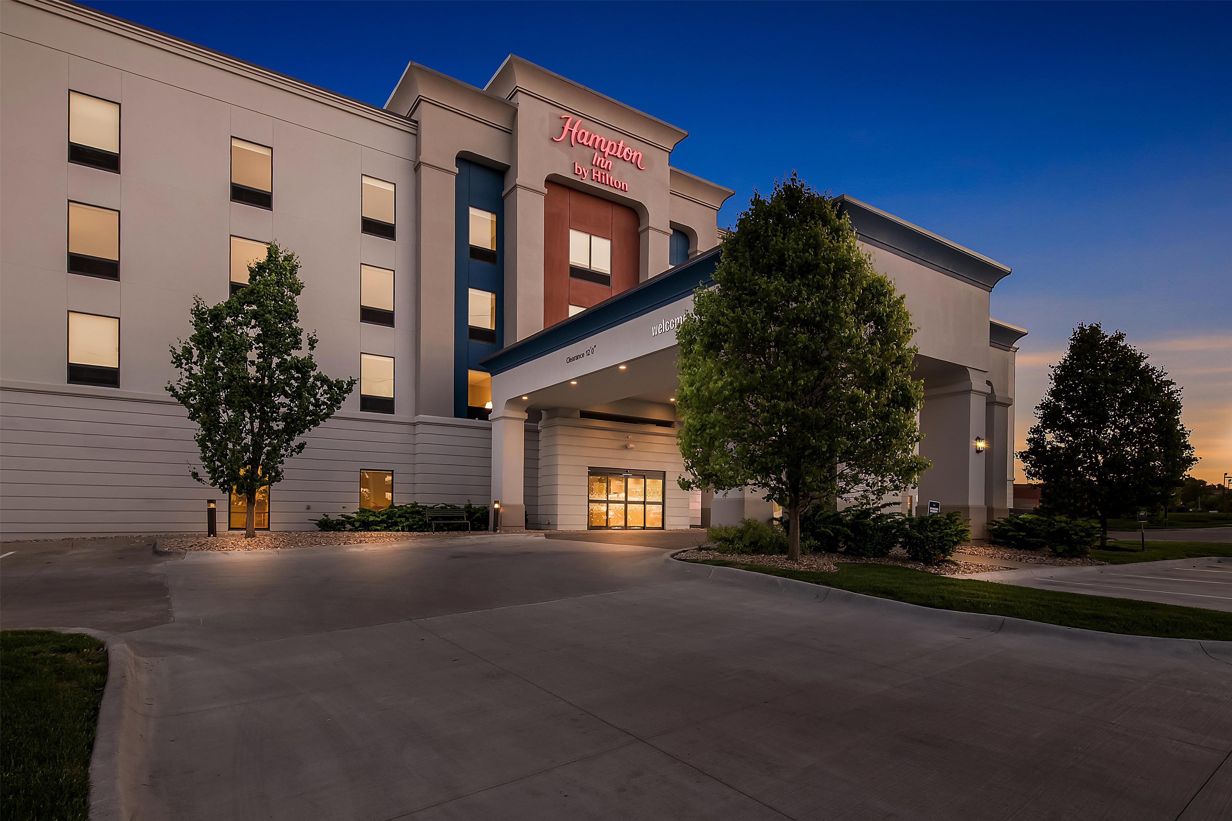 Exterior | Hampton Inn Omaha/West Dodge Road (Old Mill)