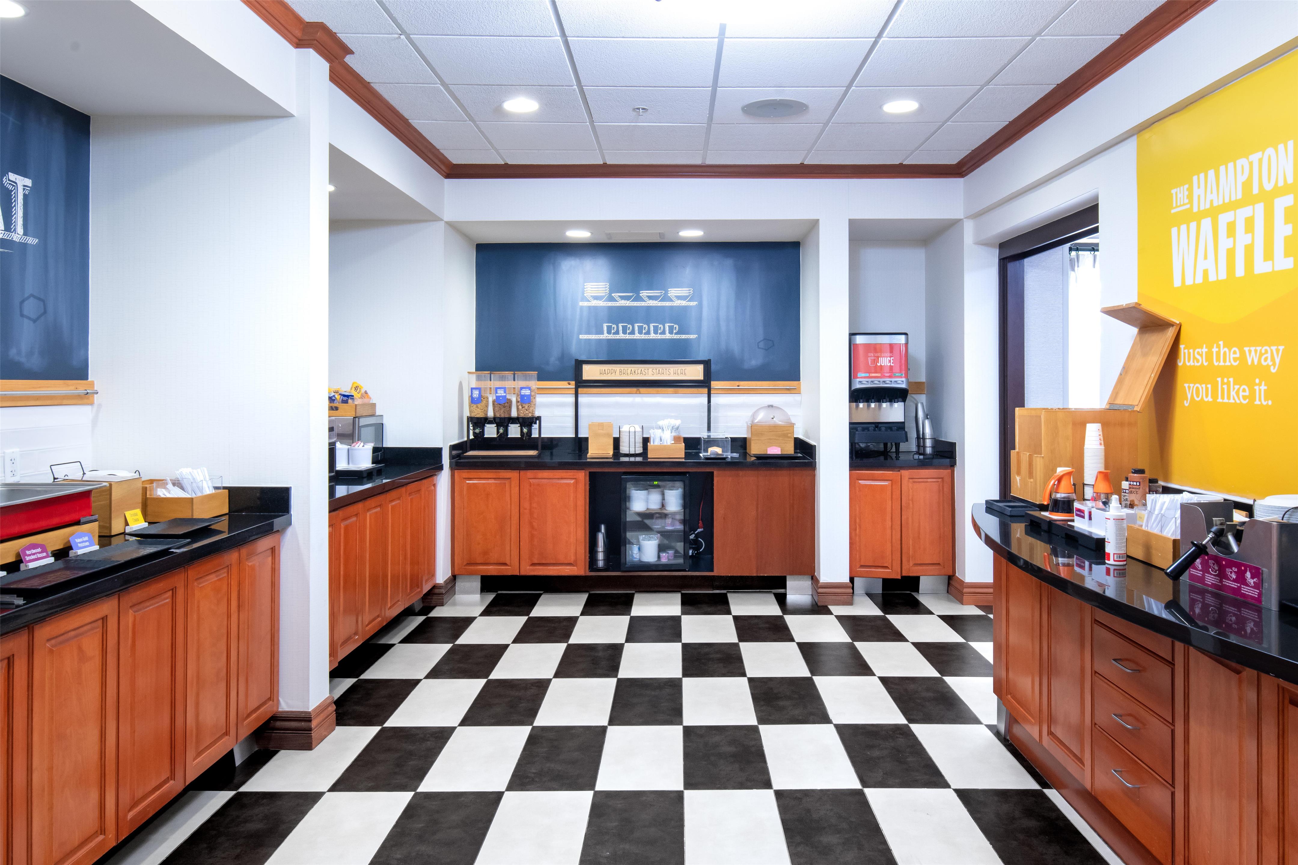 Breakfast Area | Hampton Inn Omaha West-Lakeside