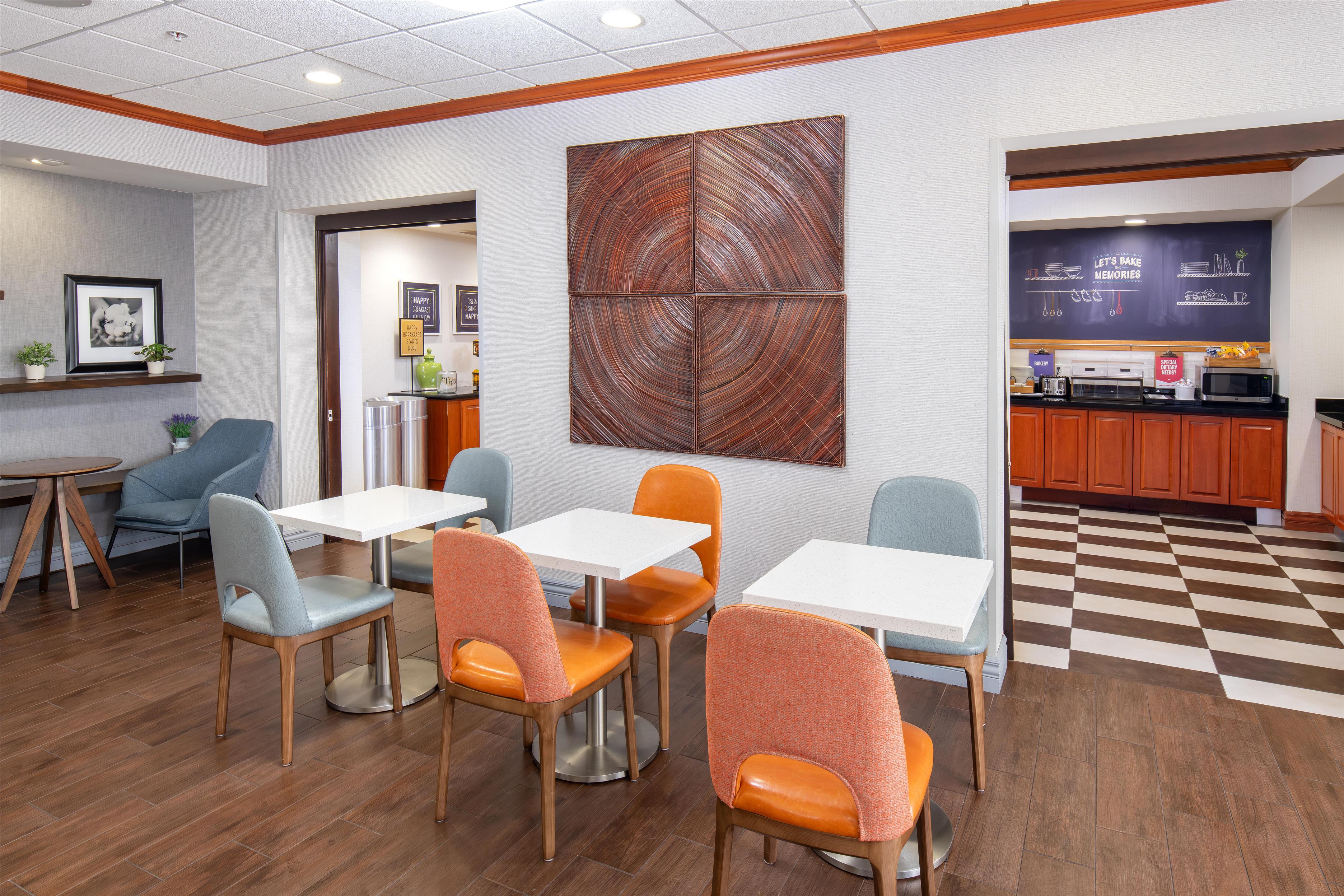 Breakfast Area | Hampton Inn Omaha West-Lakeside