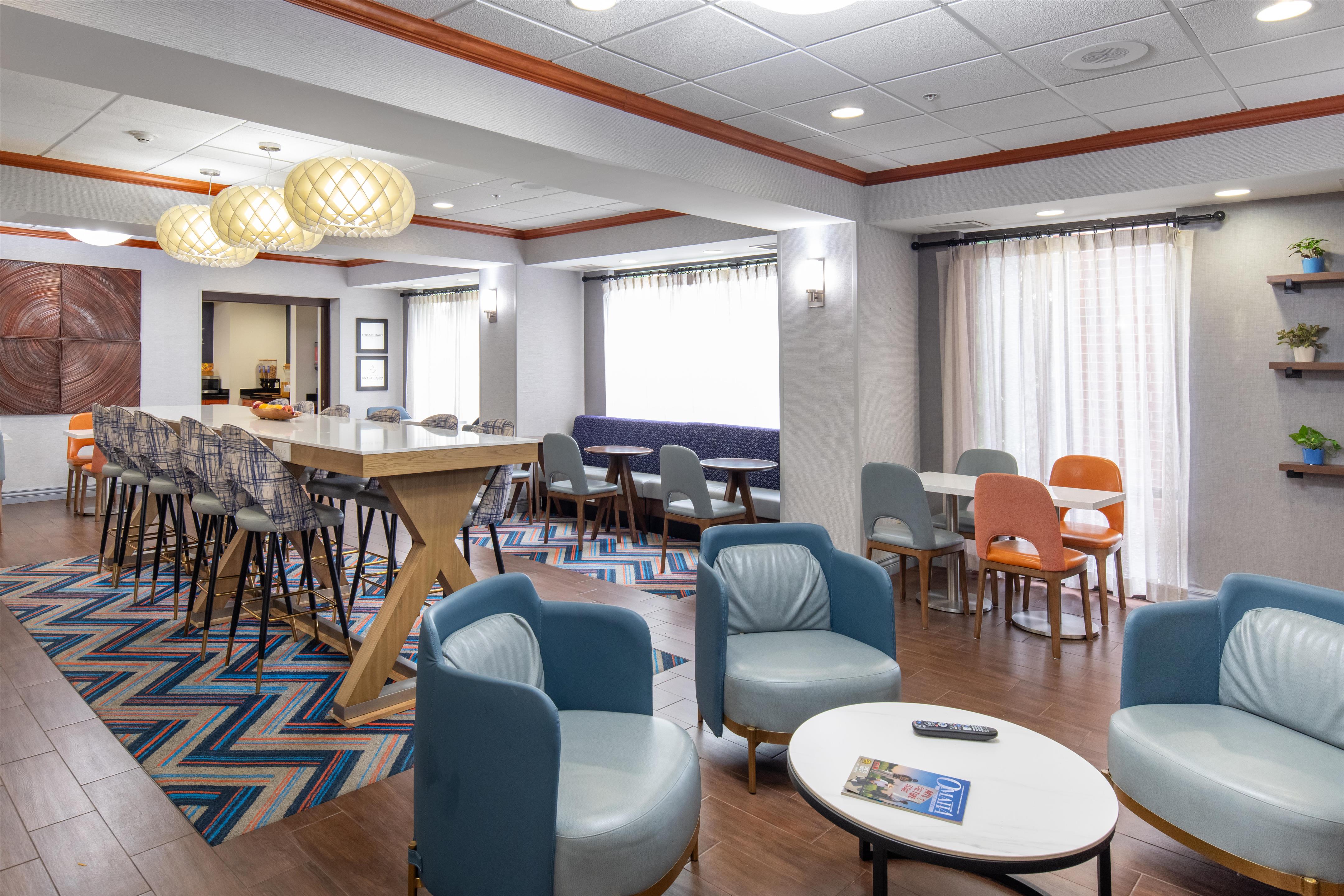 Breakfast Area | Hampton Inn Omaha West-Lakeside