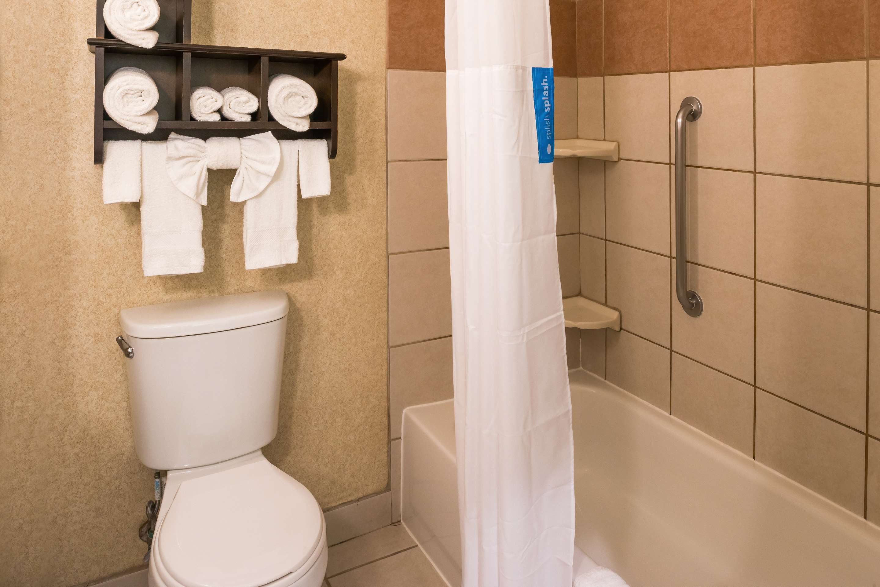 Guest room bath