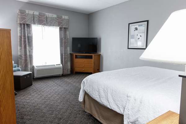  - Hampton Inn & Suites Square Mall Chesapeake - I-664, Exit 11