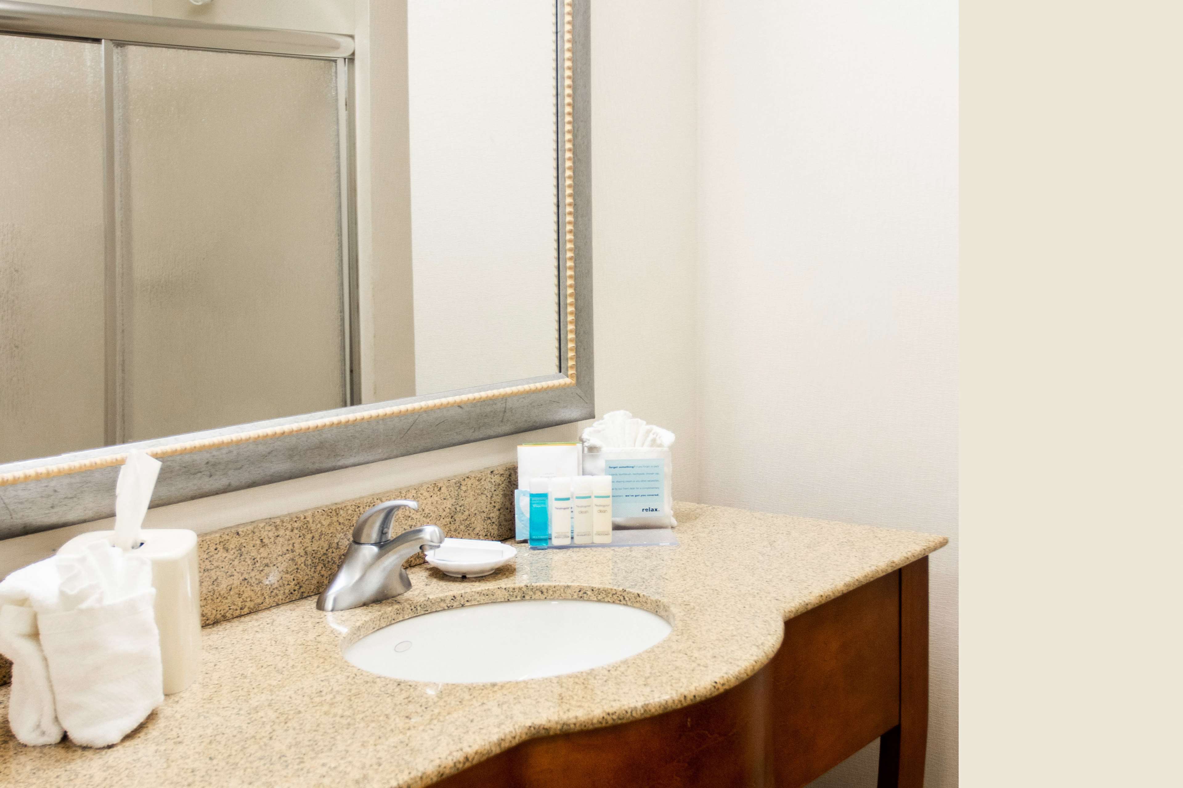 Hampton Inn by Hilton Gloucester Room Type - 1KNG MOB HEAR ACC W TUB NS