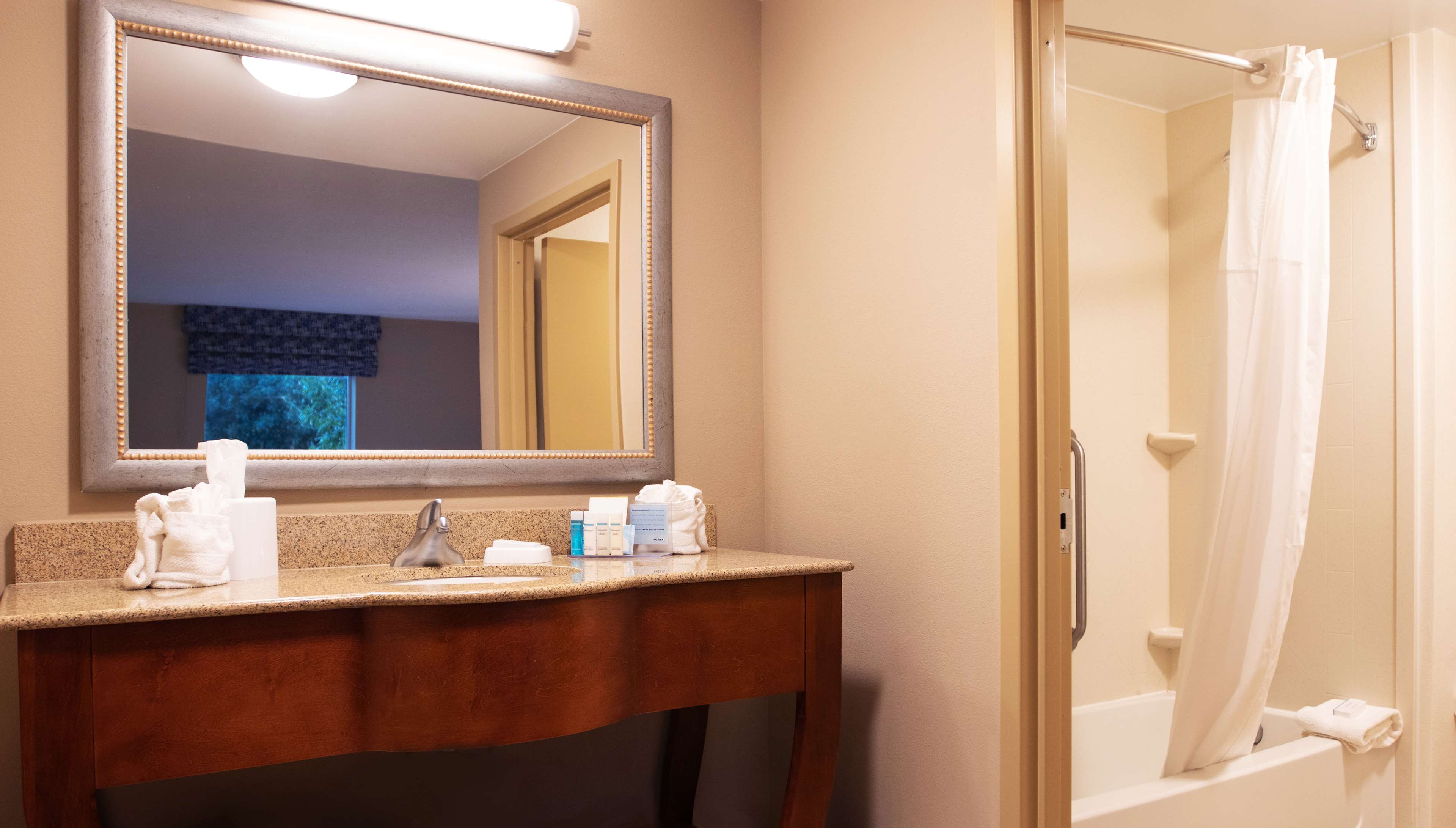 Hampton Inn by Hilton Gloucester Room Type - 2QNS STUDIO SUITE SOFABED