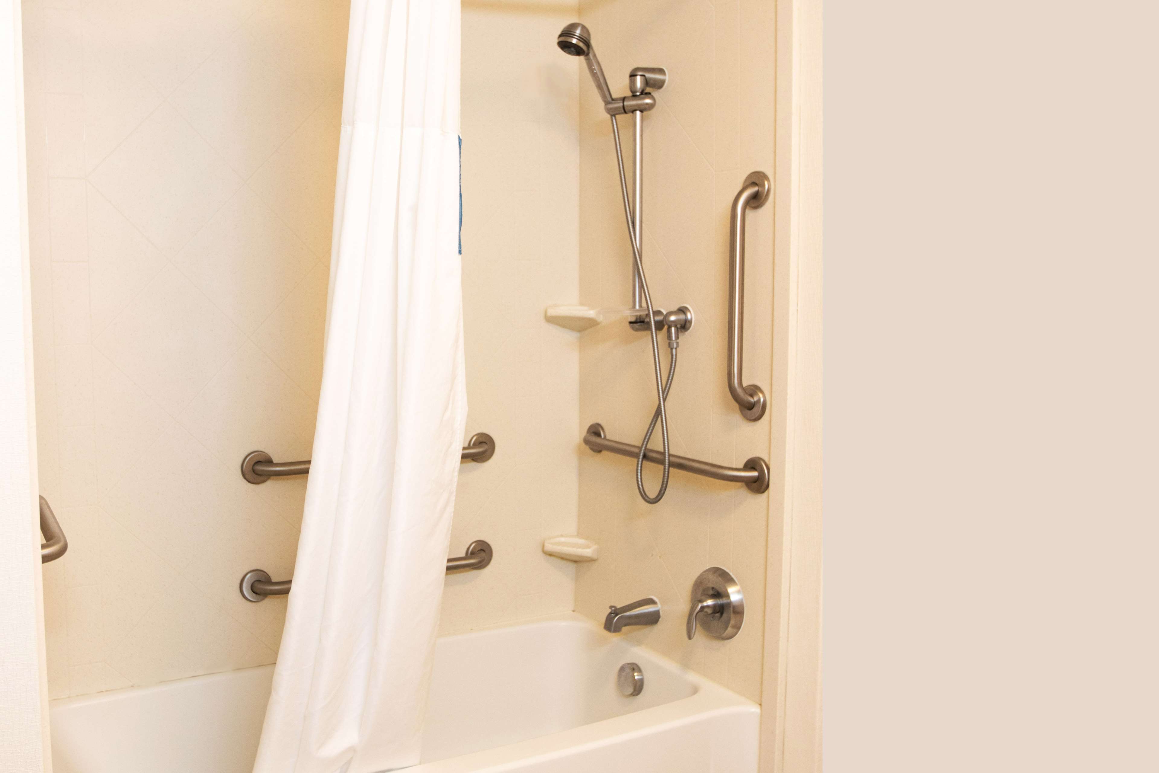 Hampton Inn by Hilton Gloucester Room Type - 2 QNS HEARING ACC NOSMOK