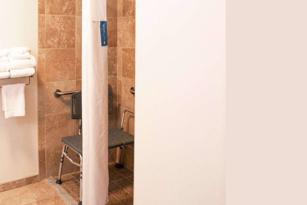 Hampton Inn by Hilton Gloucester Room Type - 2 QNS SUITE ACC ROLLIN SHW
