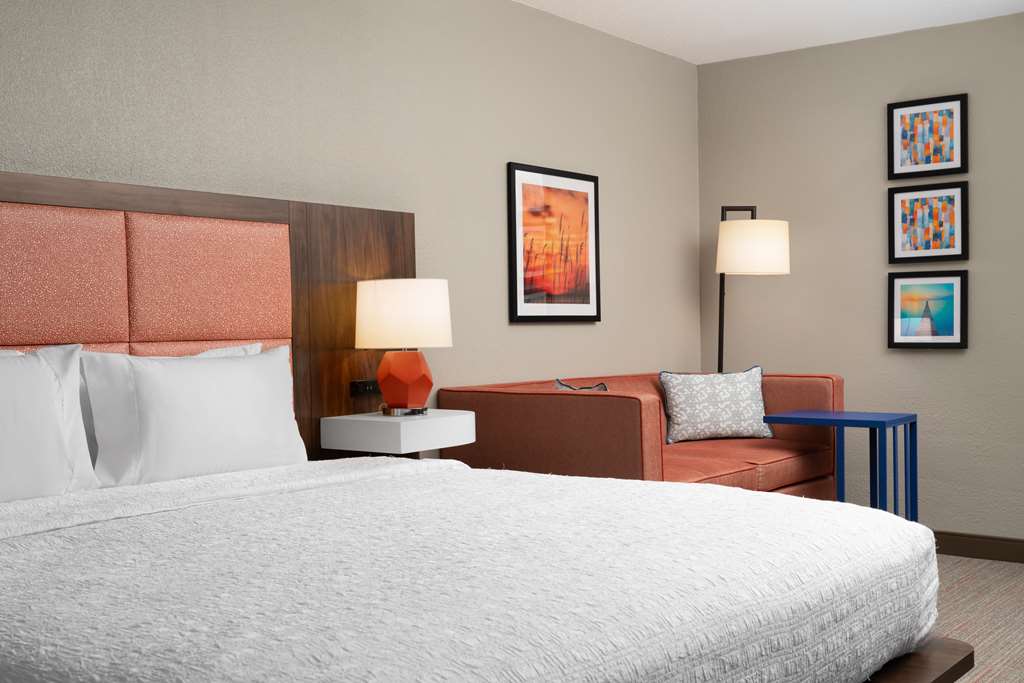 Hampton Inn by Hilton Norfolk/Virginia Beach - Tap to explore photos