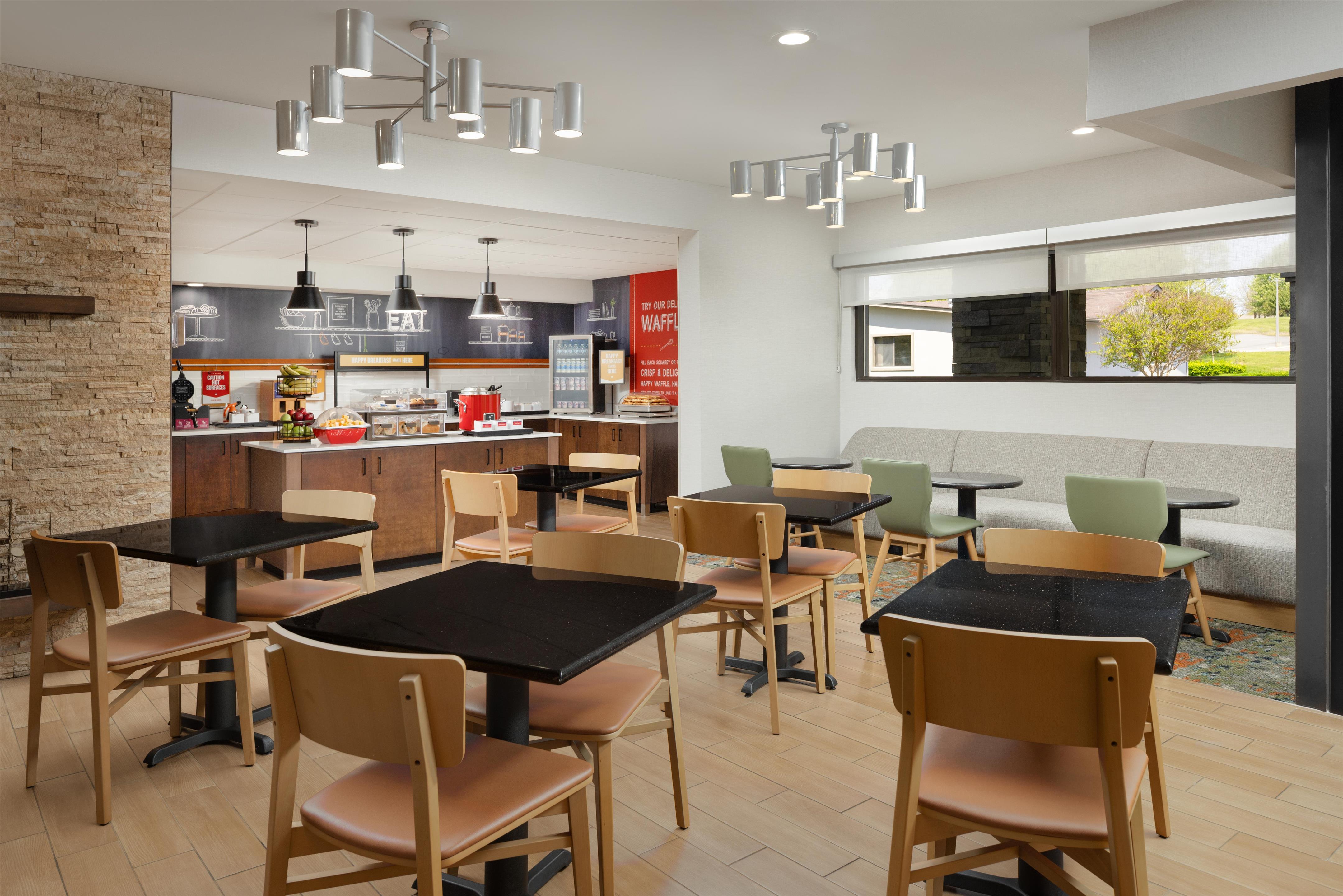 Breakfast Area | Hampton Inn Oak Ridge Knoxville