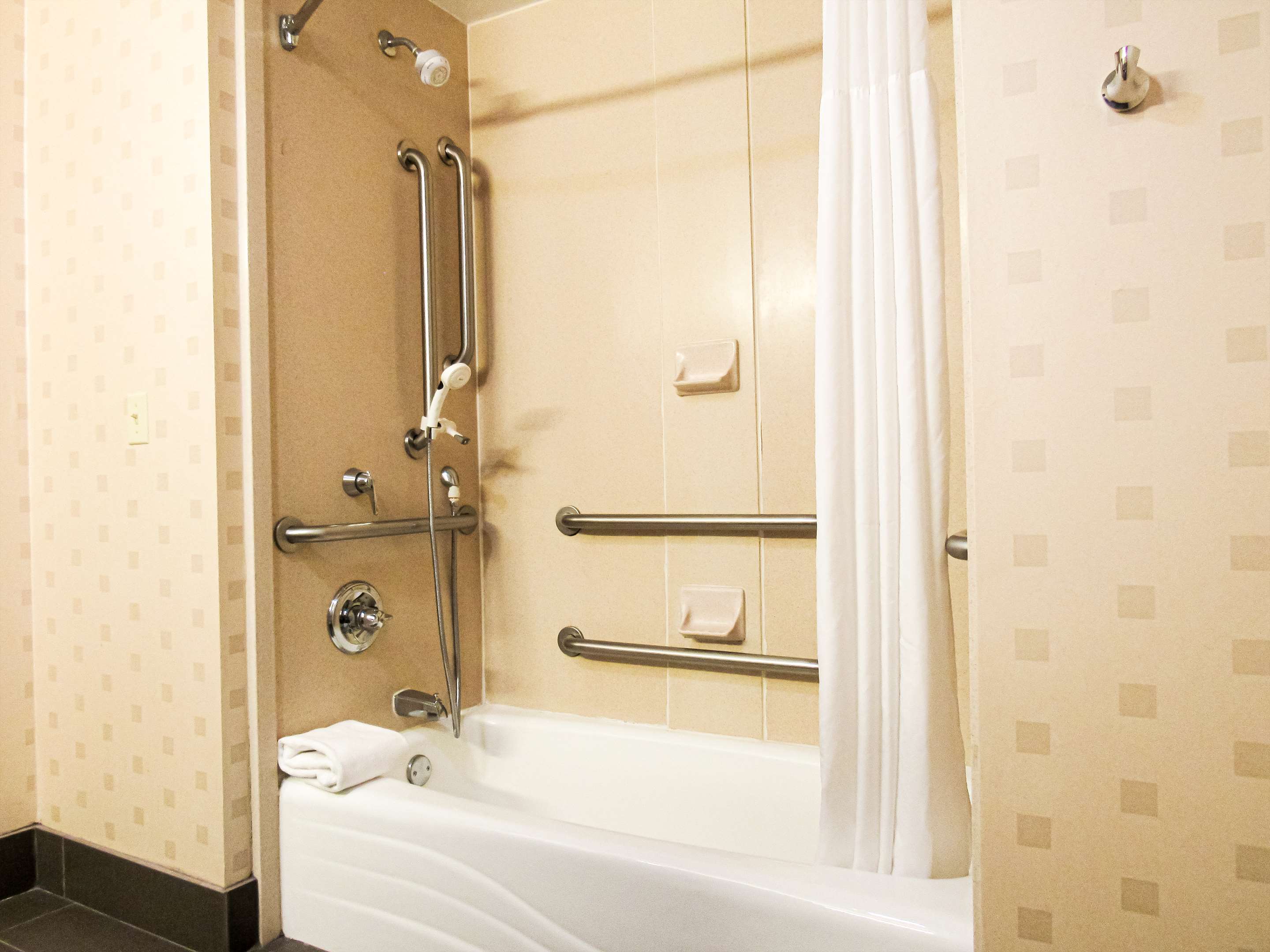 Guest room bath
