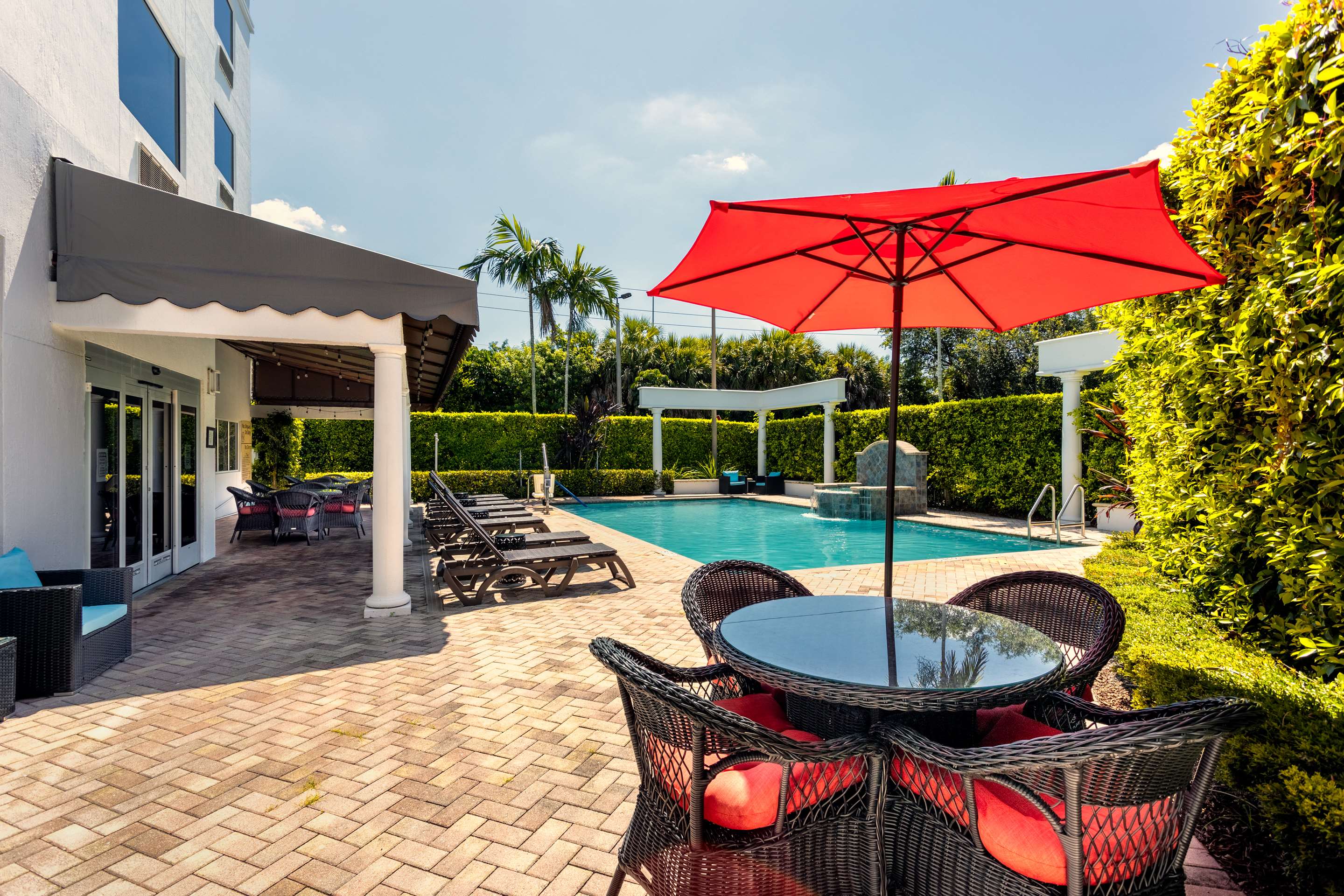 Pool | Hampton Inn West Palm Beach-Lake Worth-Turnpike