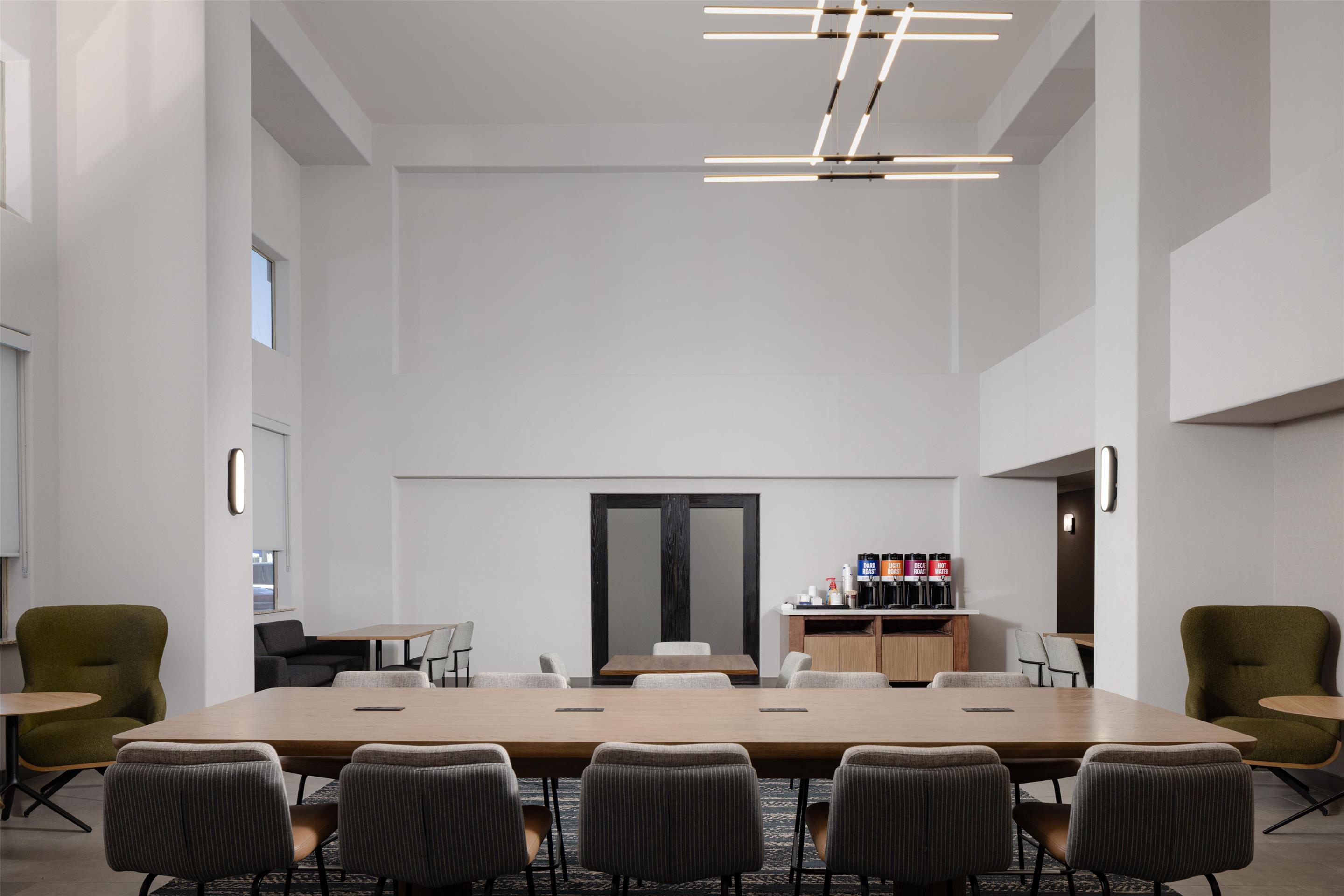 Breakfast Area | Hampton Inn & Suites Palmdale