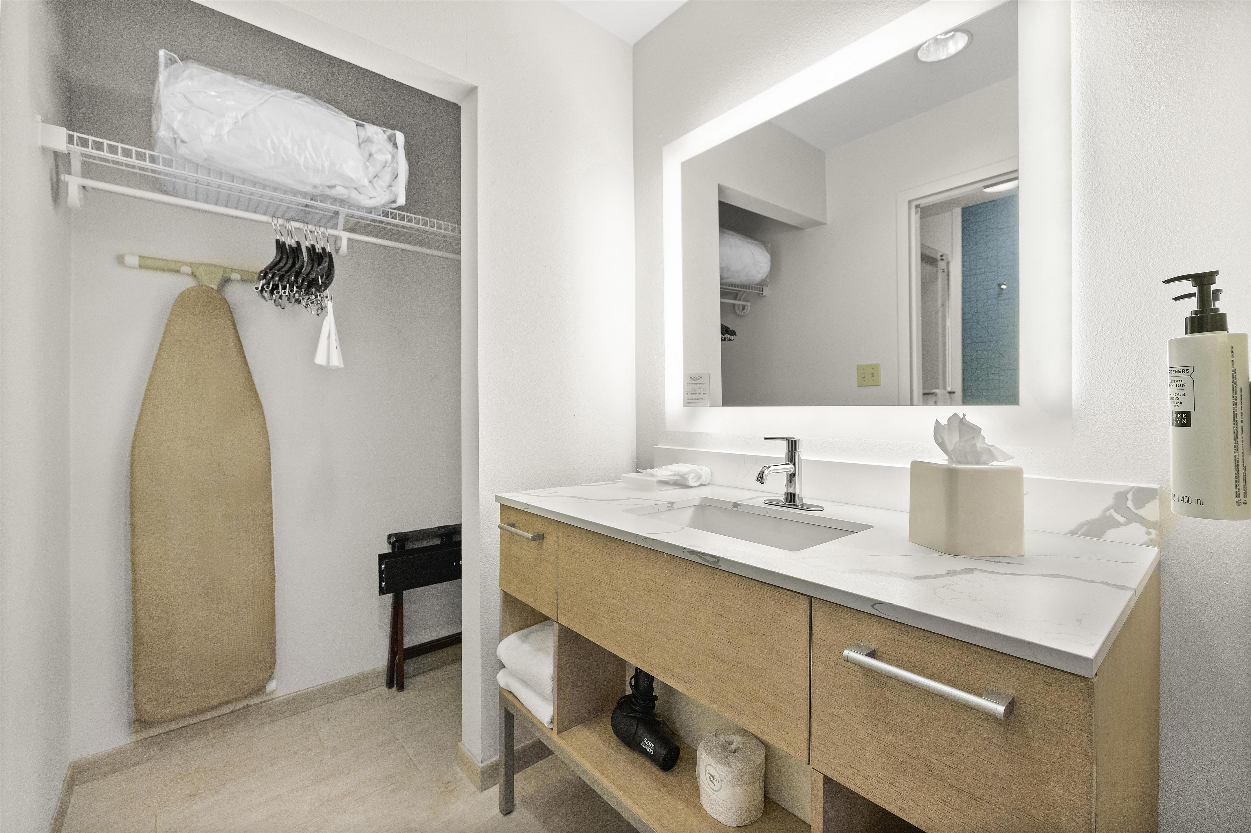 Guest room bath