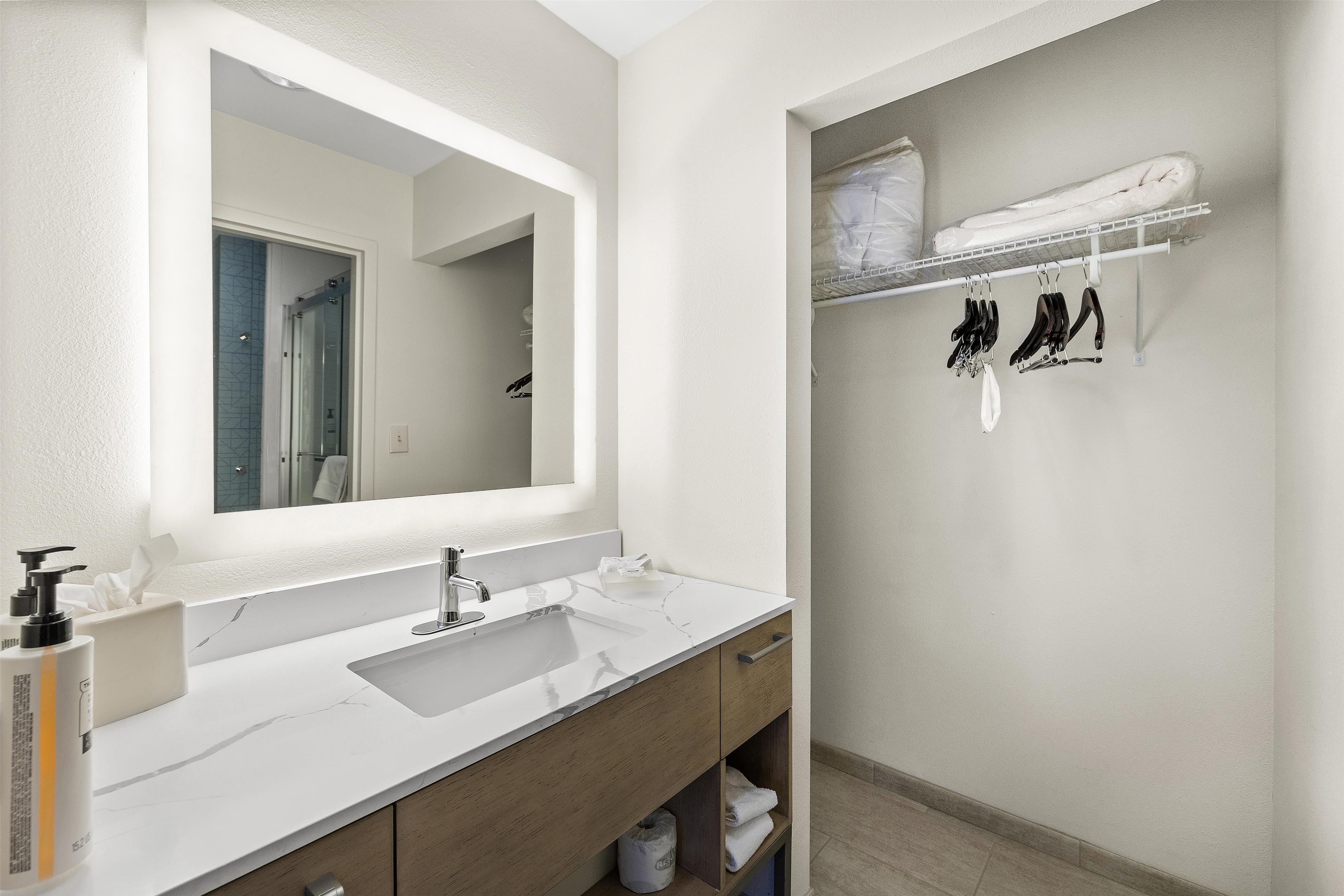 Guest room bath