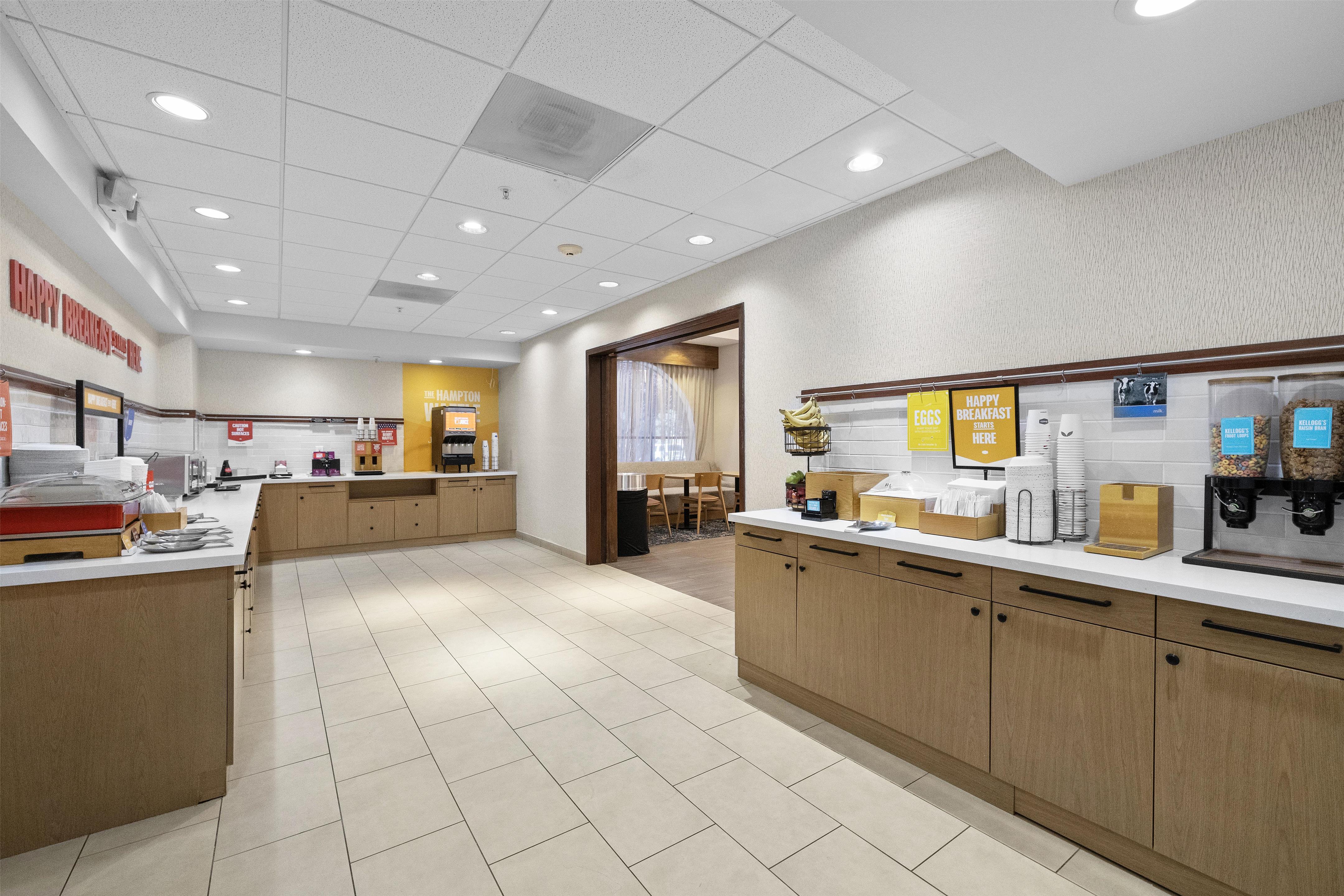 Breakfast Area | Hampton Inn & Suites Lancaster