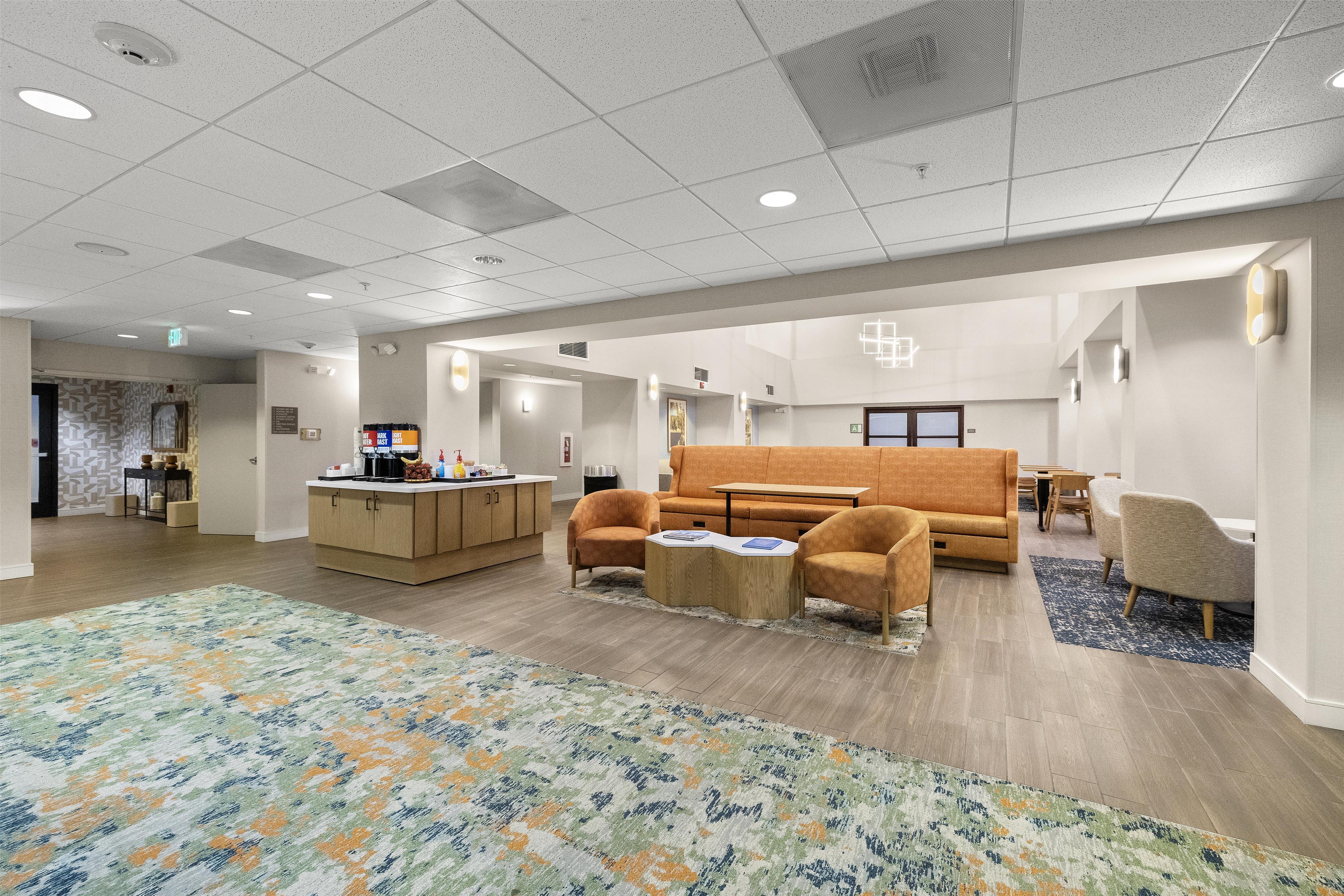 Lobby | Hampton Inn & Suites Lancaster