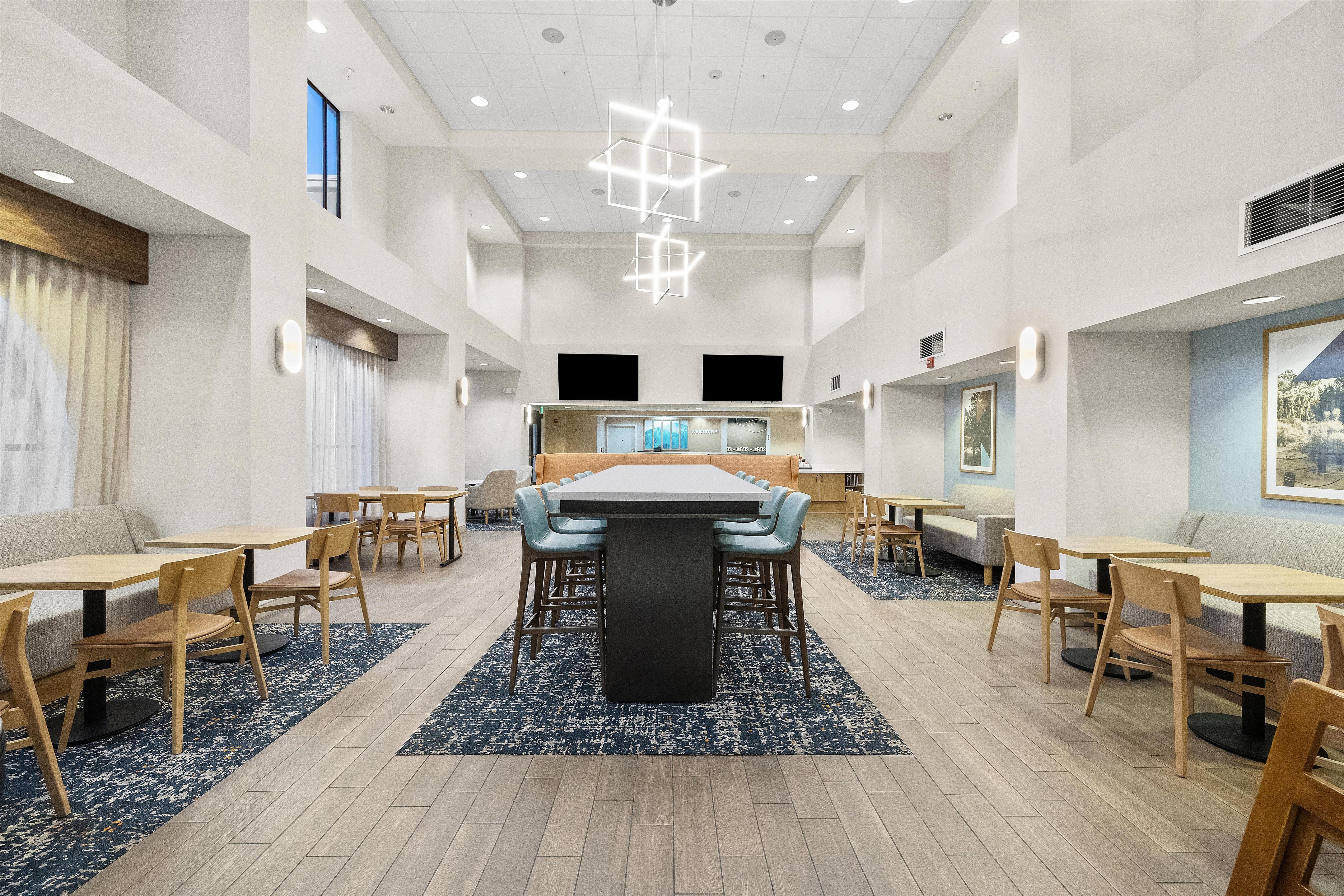 Breakfast Area | Hampton Inn & Suites Lancaster