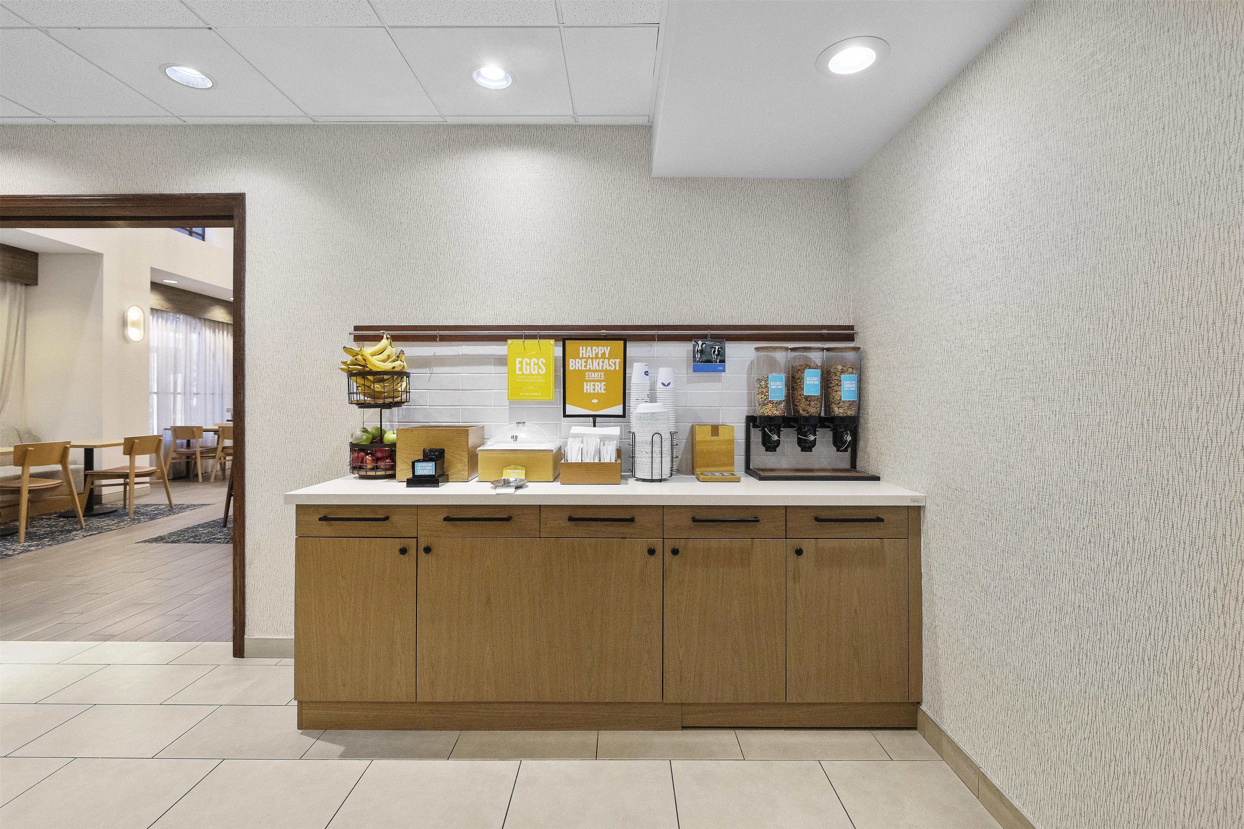 Breakfast Area | Hampton Inn & Suites Lancaster