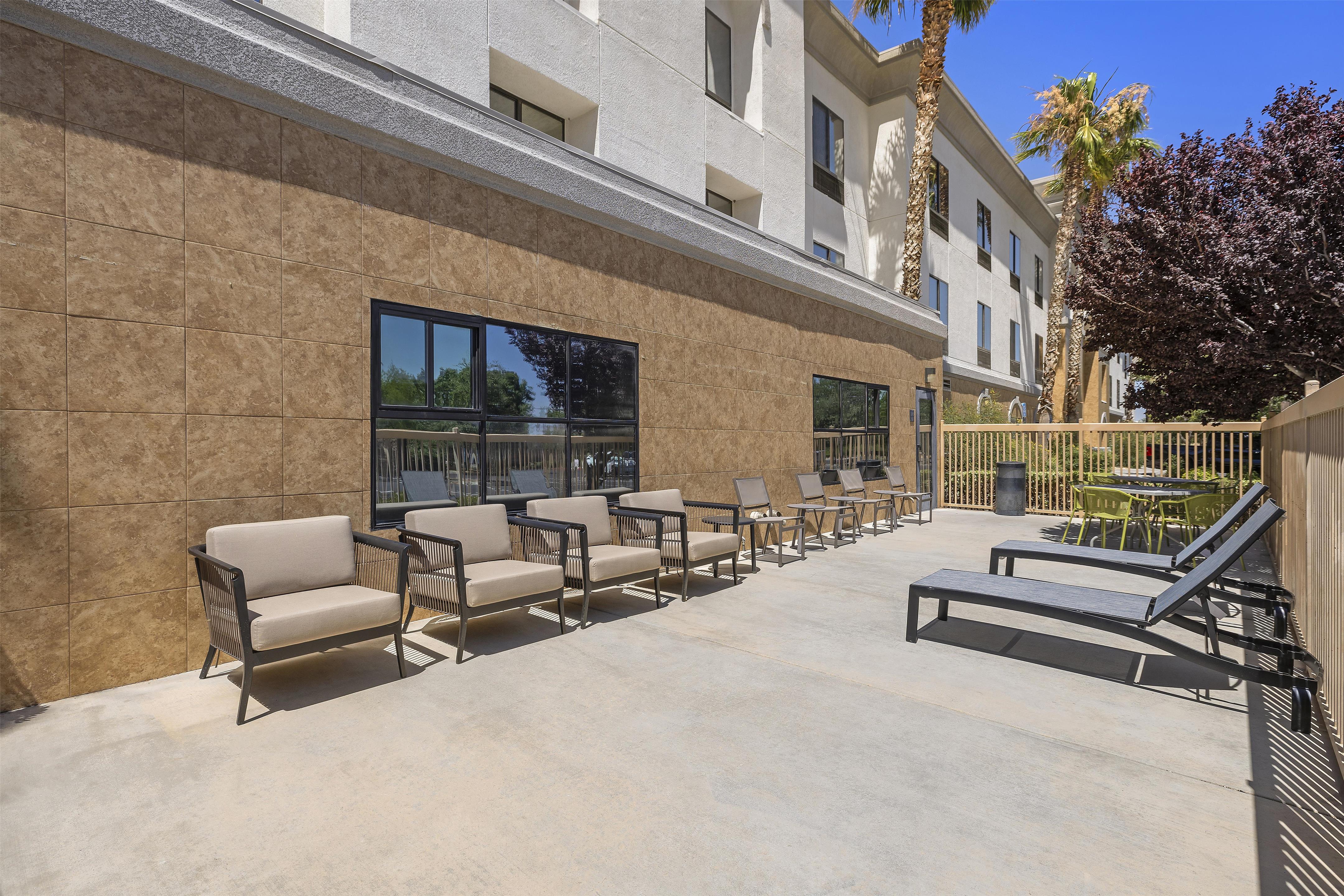Exterior | Hampton Inn & Suites Lancaster