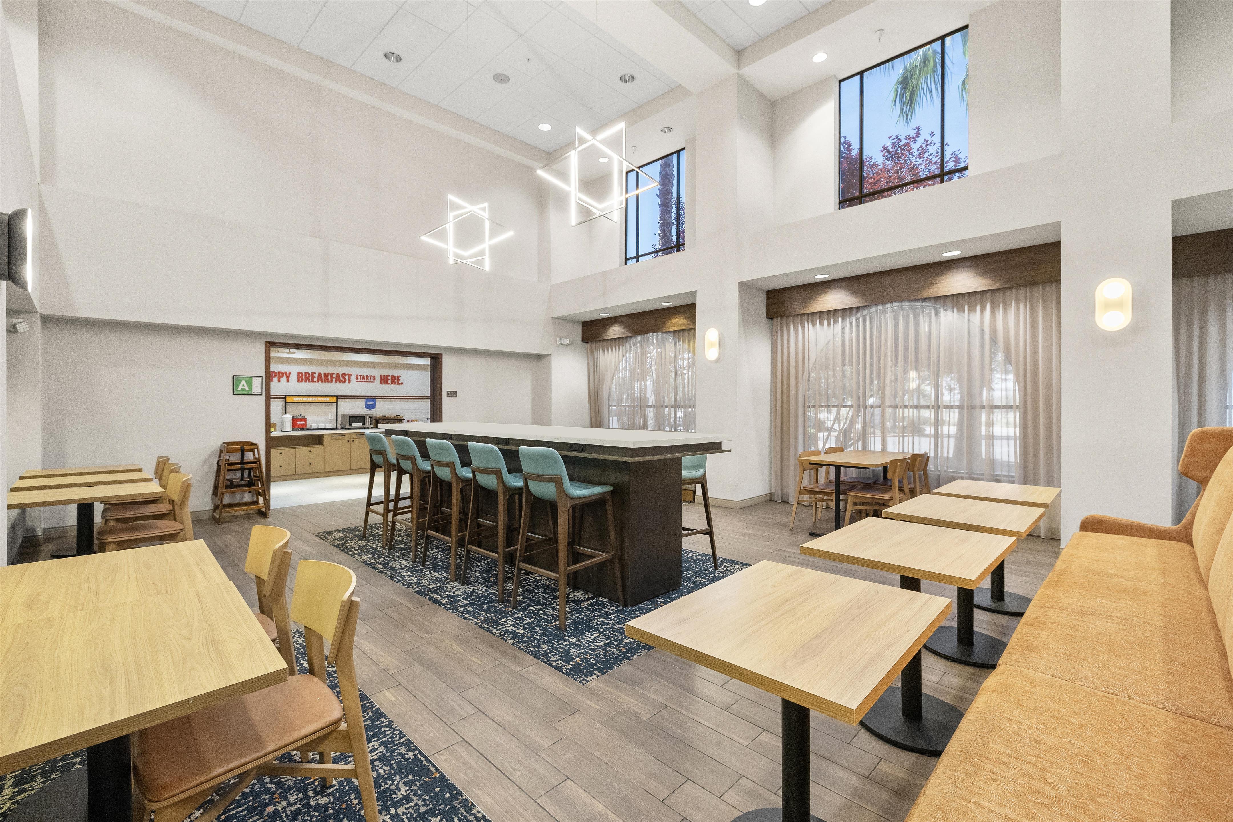 Breakfast Area | Hampton Inn & Suites Lancaster
