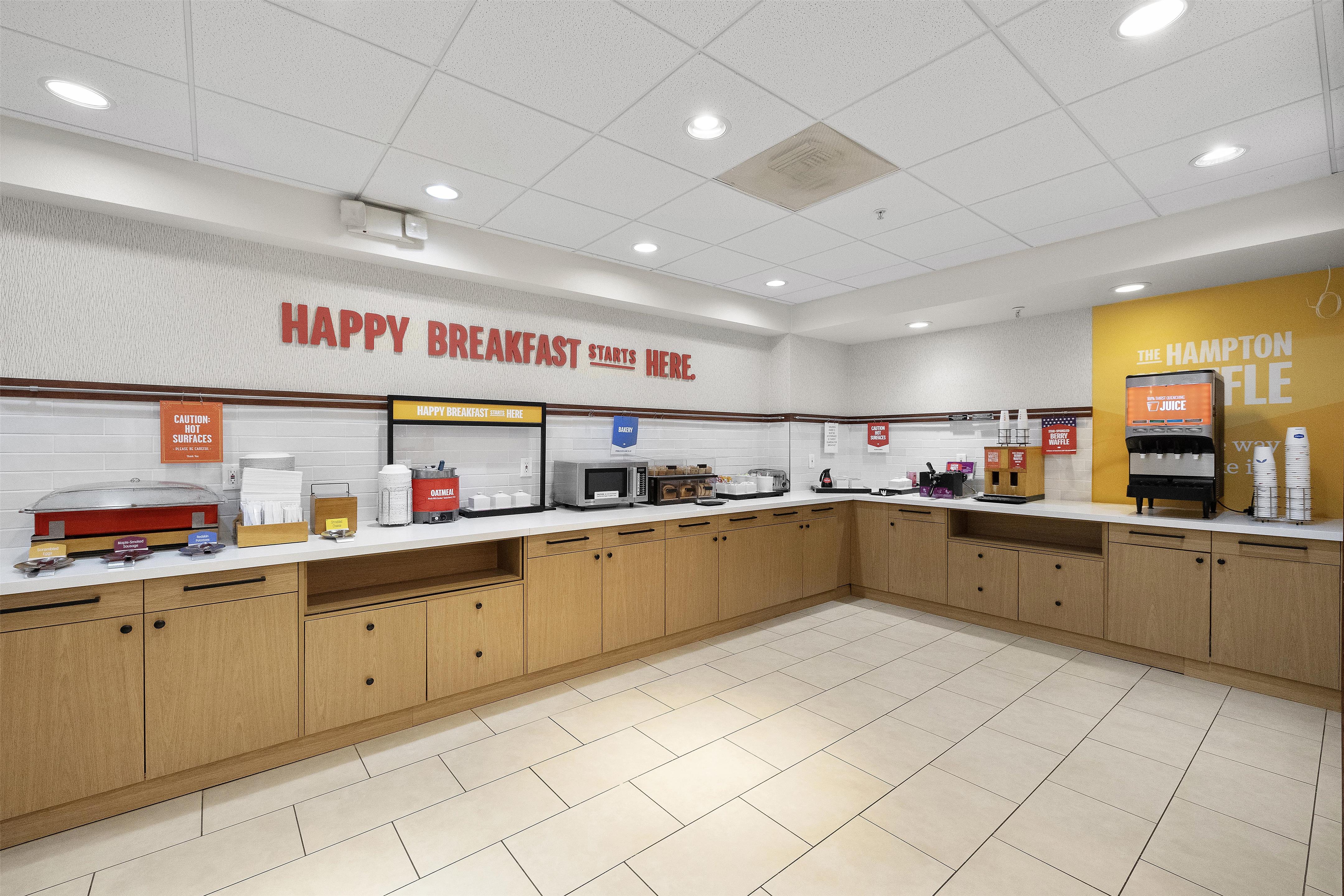 Breakfast Area | Hampton Inn & Suites Lancaster