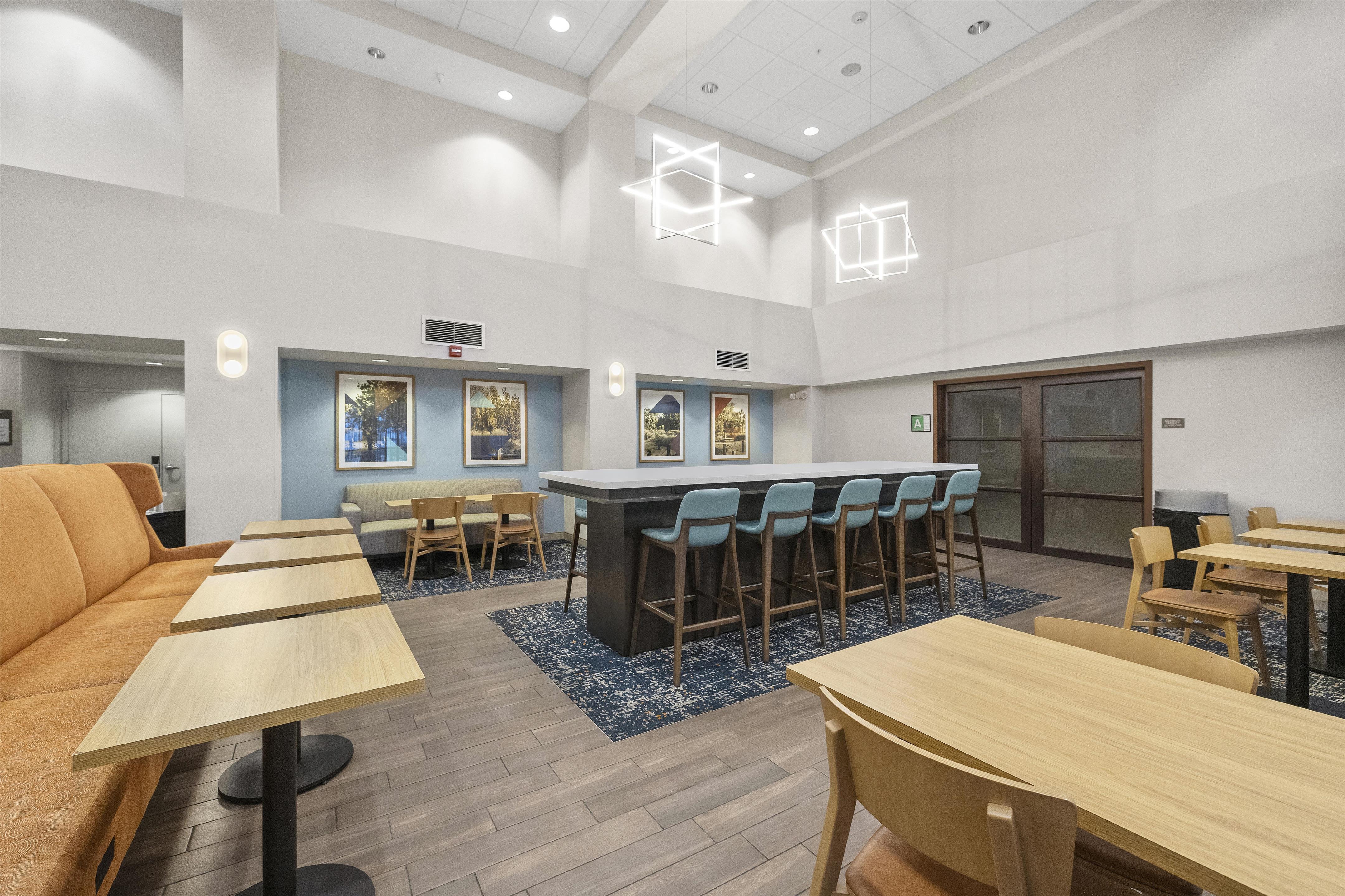 Breakfast Area | Hampton Inn & Suites Lancaster