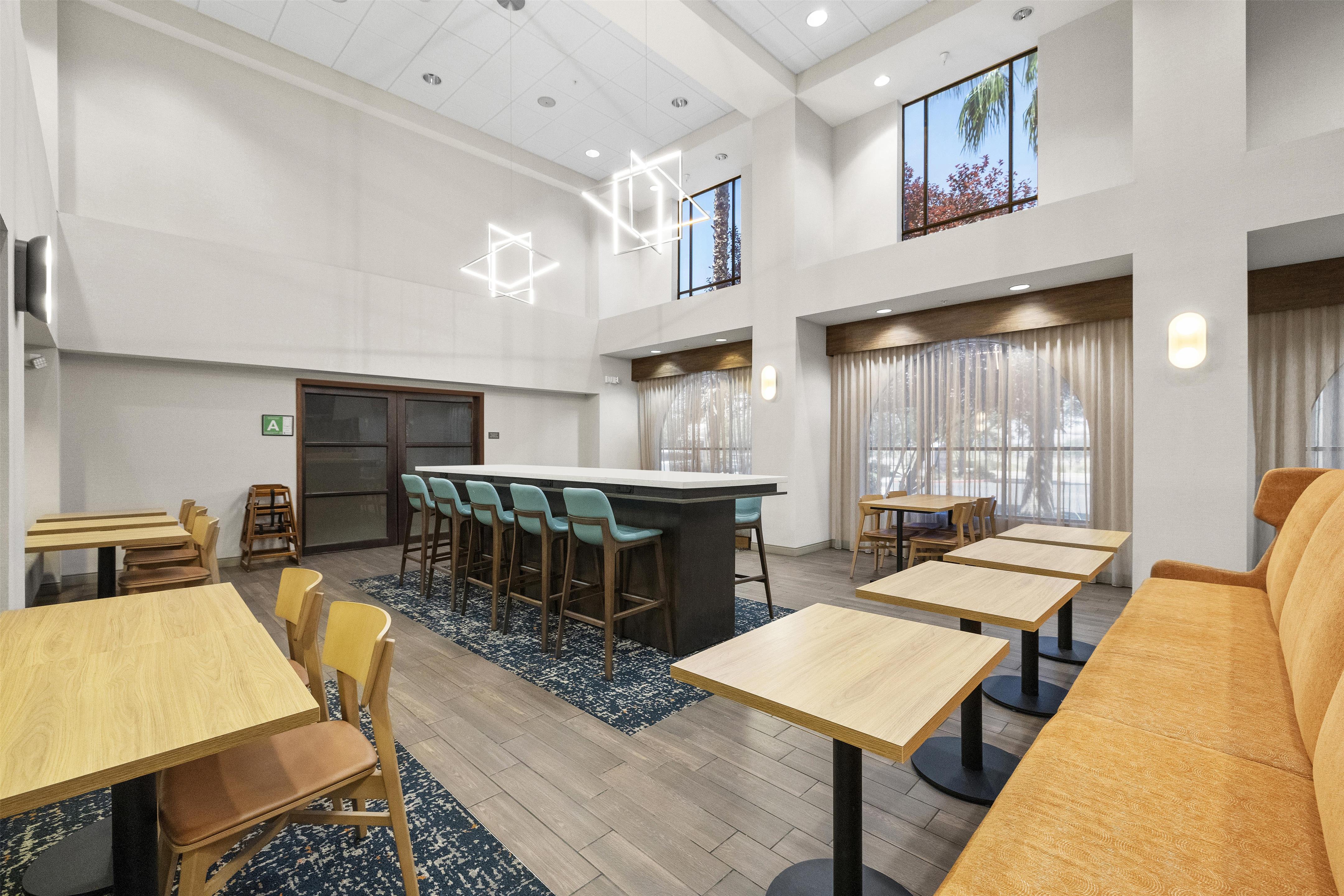 Breakfast Area | Hampton Inn & Suites Lancaster